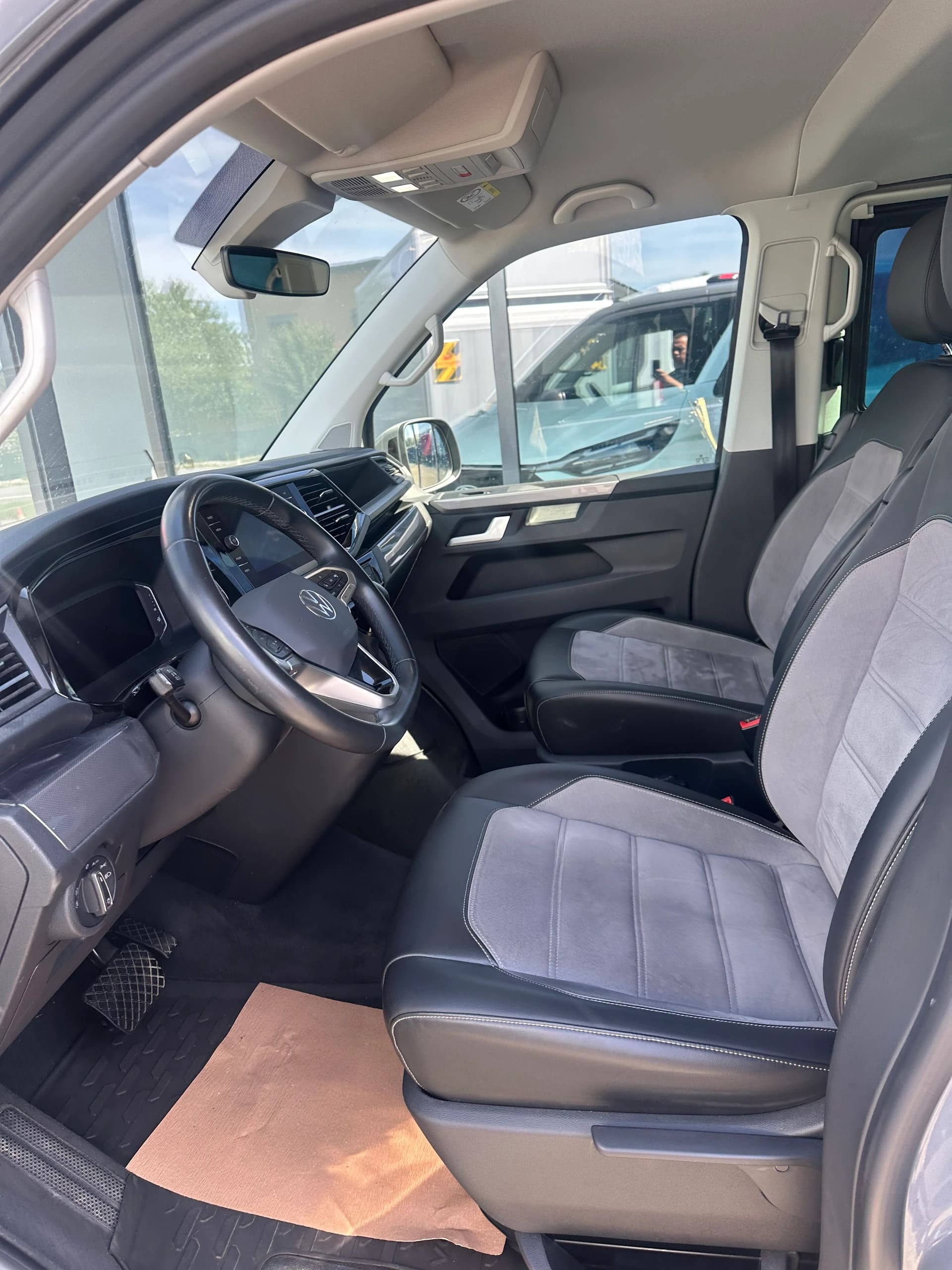 VW T6.1 Multivan 2.0 TDI 204 Generation SIX DSG-image-9