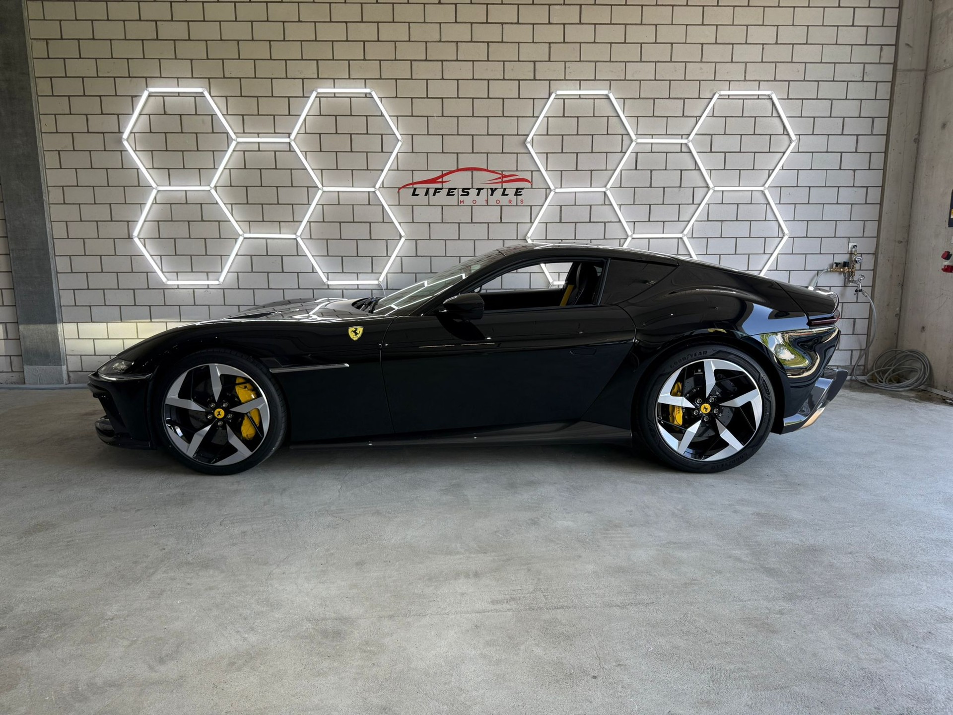 FERRARI 12 Cilindri-image-1