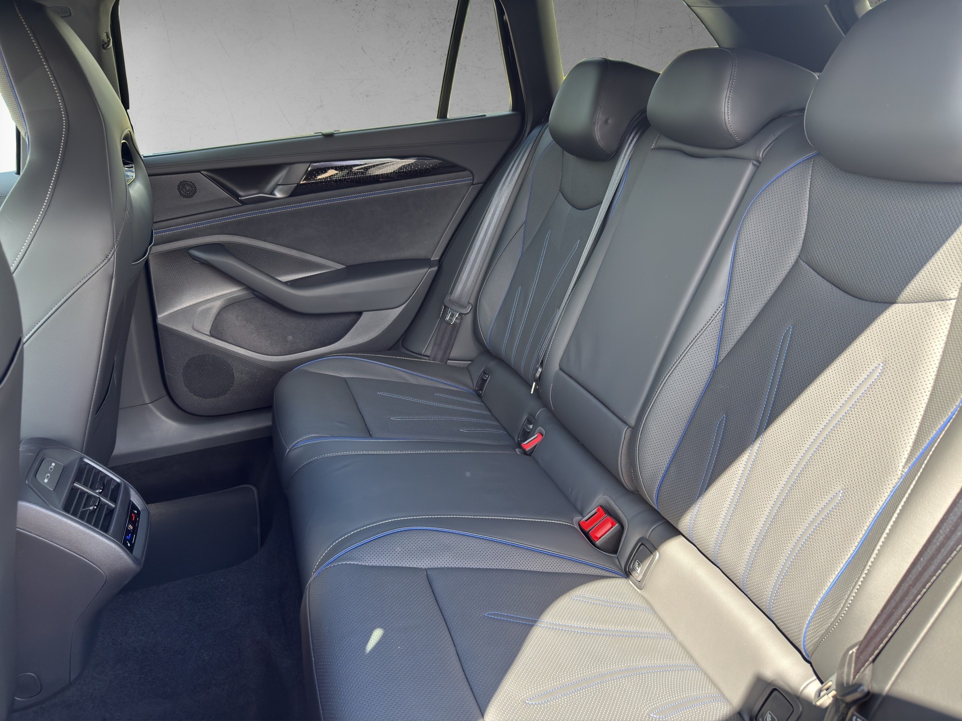 VW Passat Variant 2.0 TDI evo R-Line 4 Motion DSG-image-10