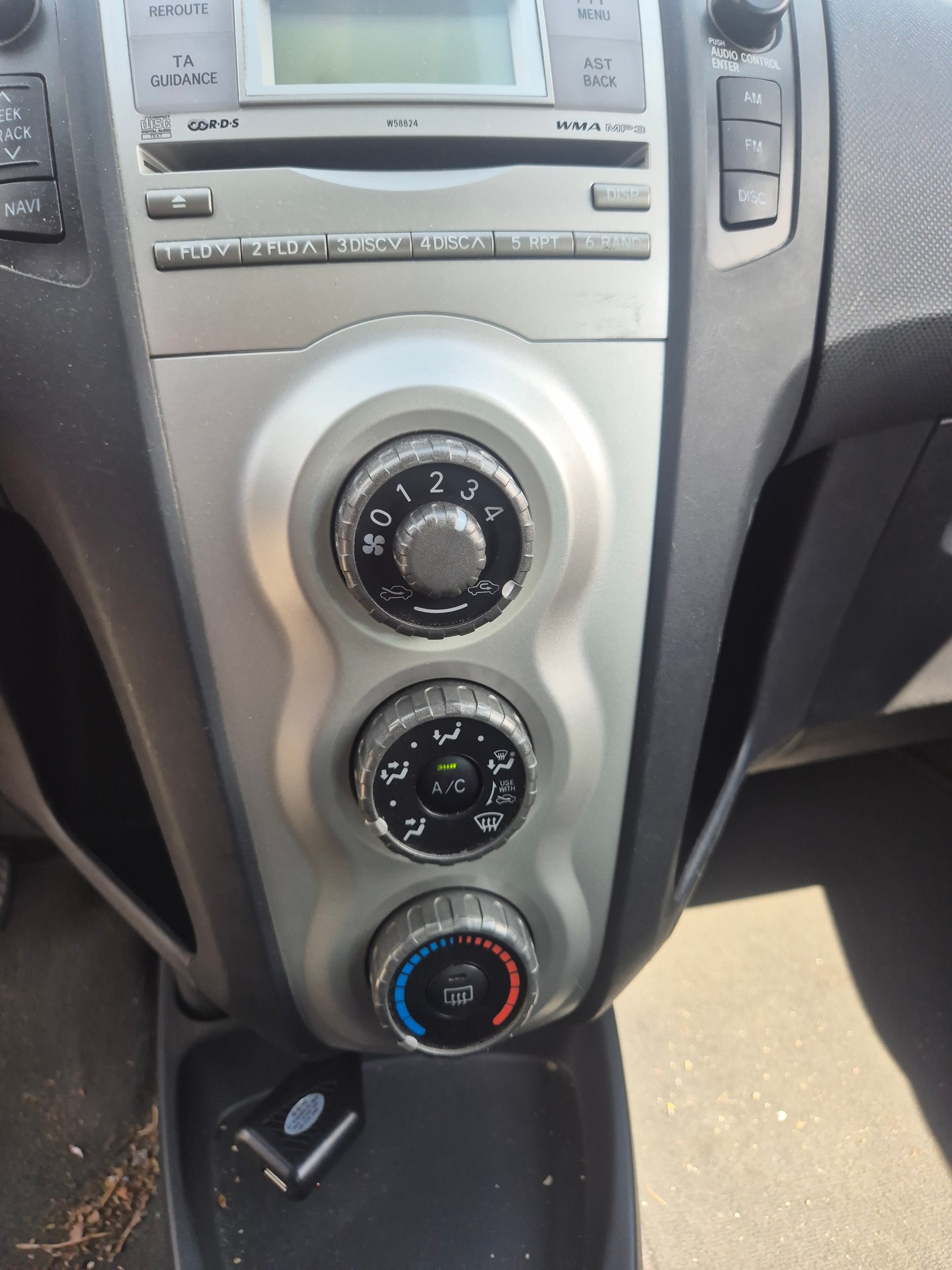 TOYOTA Yaris 1.3 Chic-image-13