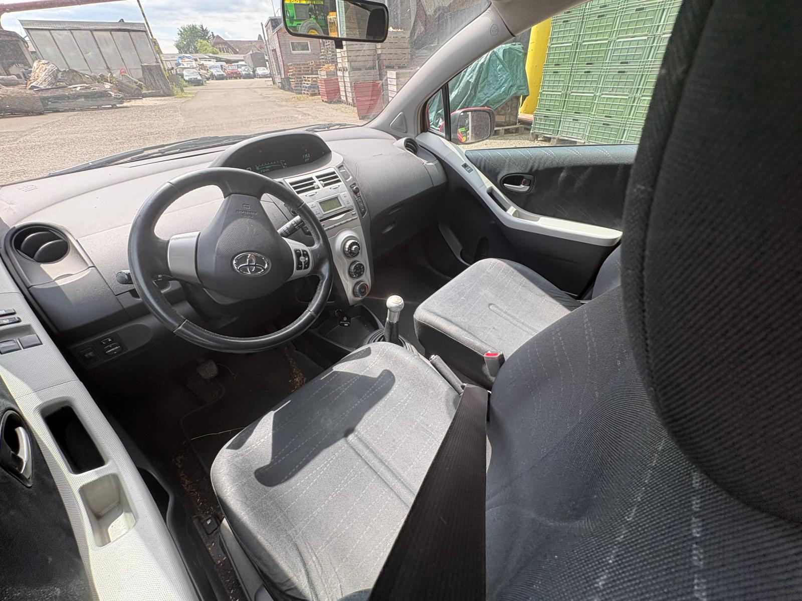 TOYOTA Yaris 1.3 Chic-image-9