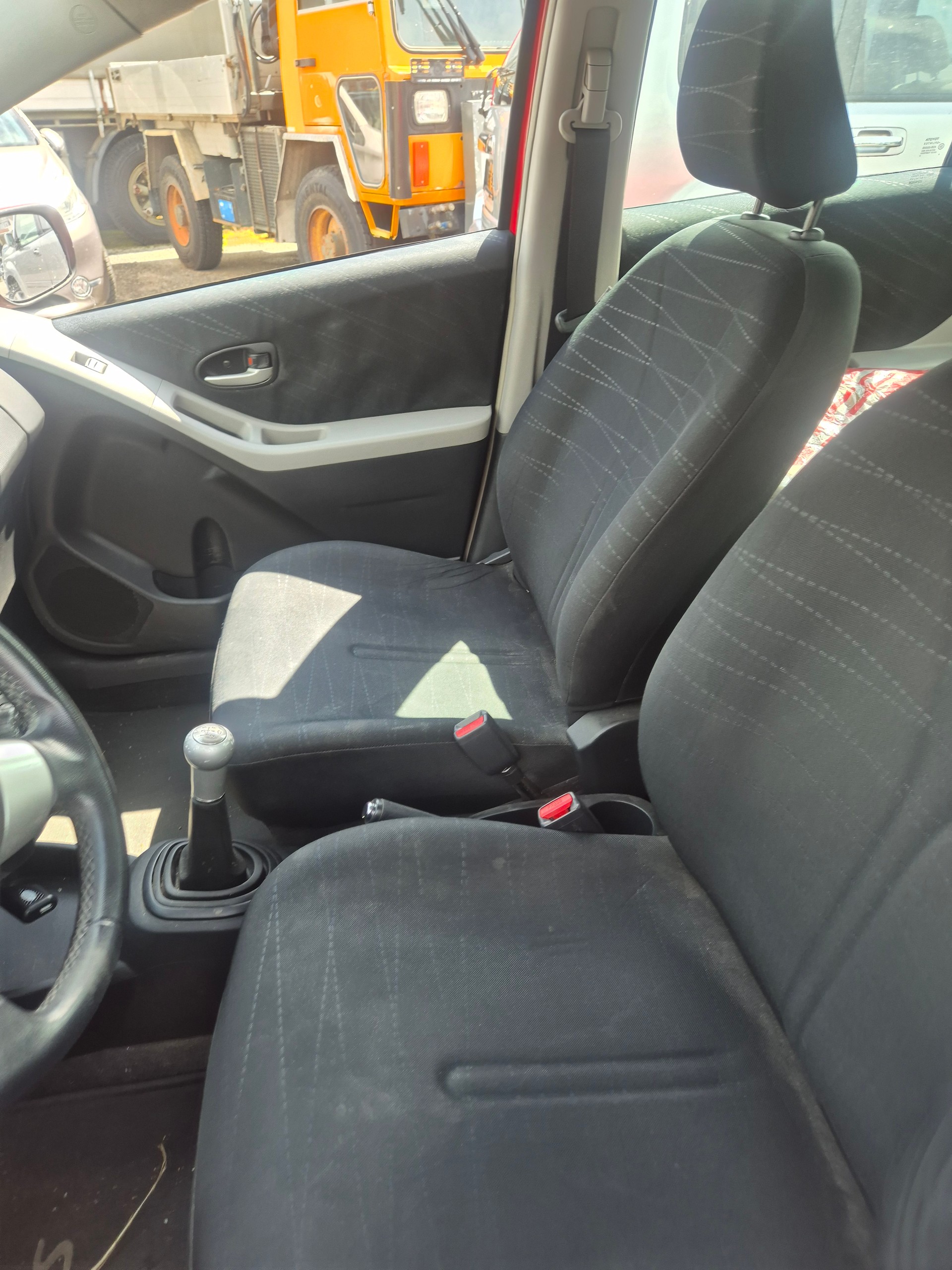 TOYOTA Yaris 1.3 Chic-image-14