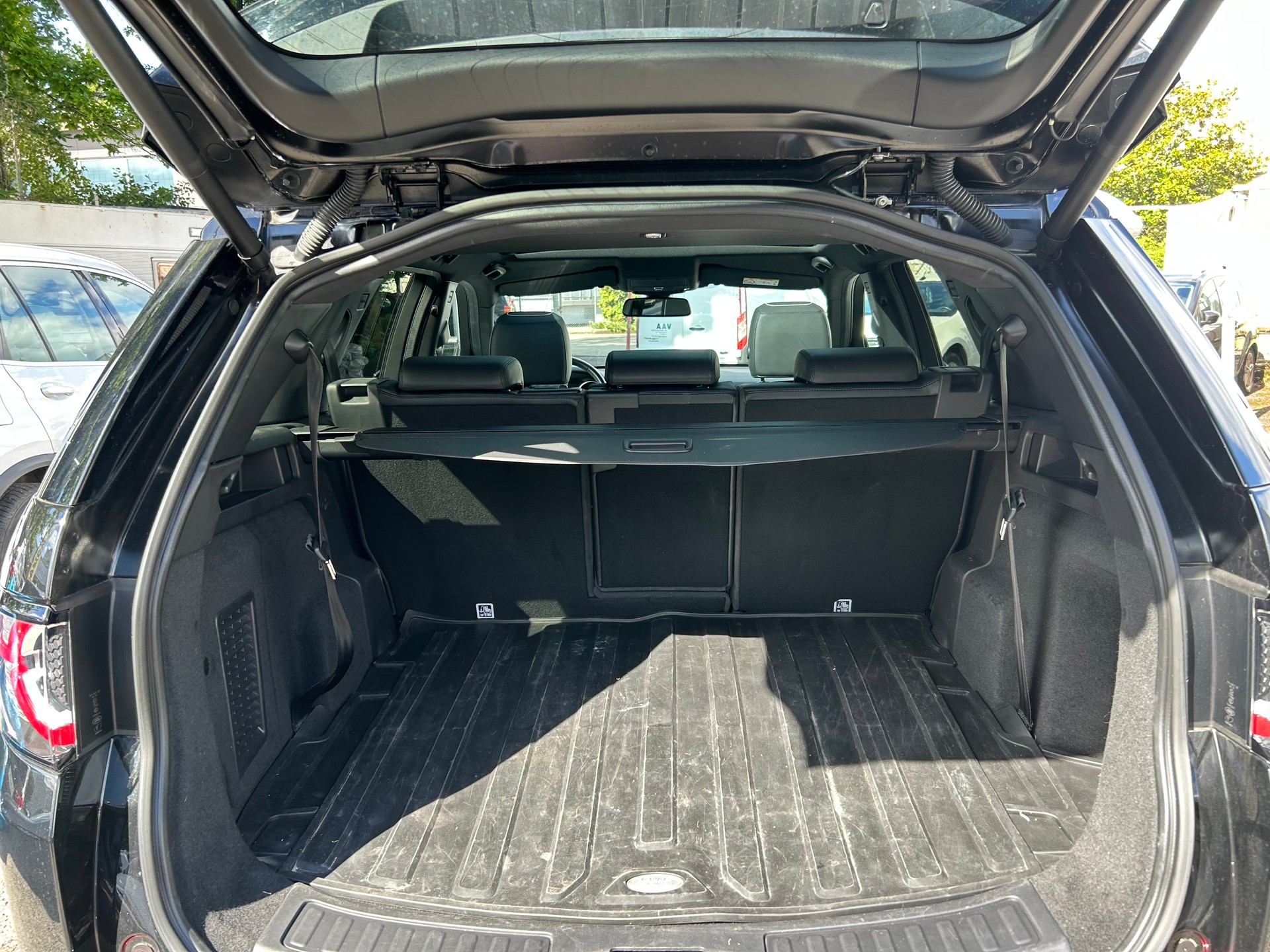 LAND ROVER Discovery Sport 2.0 TD4 HSE Luxury-image-8
