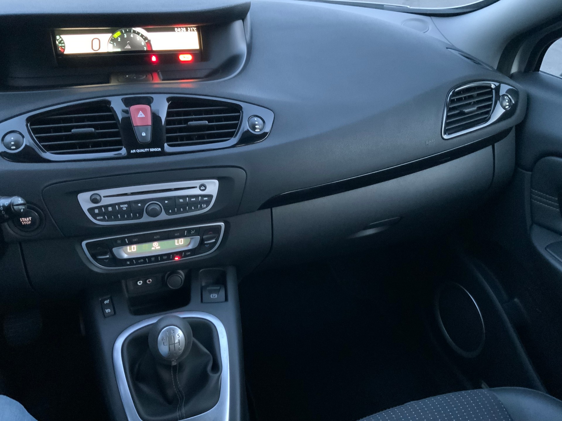 RENAULT Grand Scénic 1.4 16V Turbo Dynamique-image-9