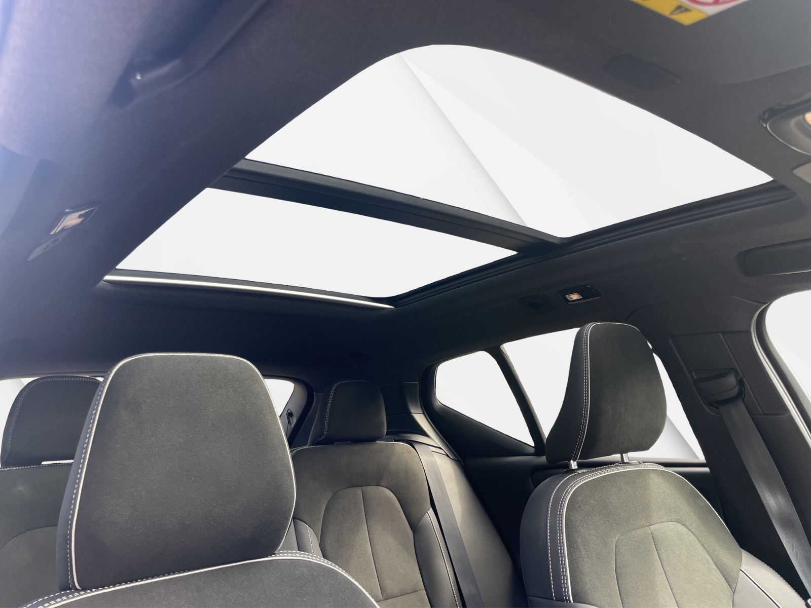 VOLVO XC40 P8 Twin Ultimate AWD-image-17