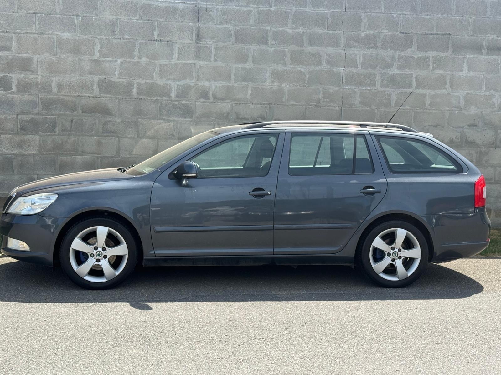 SKODA Octavia Combi 1.8 TSI Laurin & Klement DSG-image-1
