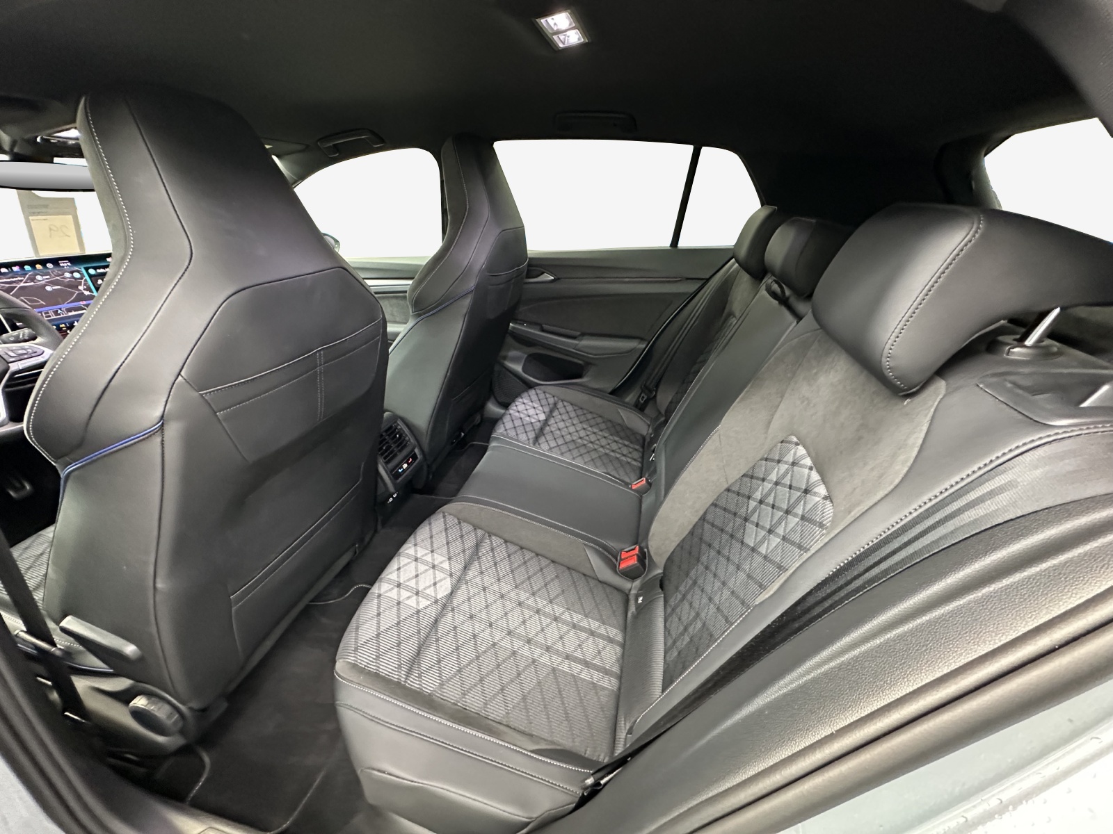 VW Golf 1.5 e TSI mHEV R-Line DSG-image-11