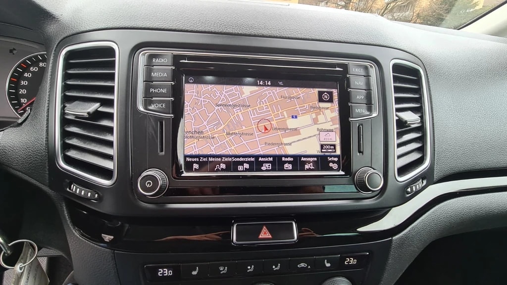 VW Sharan 2.0 TDI BMT Highline 4Motion DSG ** Alcantara-Leder ** Gr-Navi ** RF-Kamera ** ACC ** Totwinkel-Assistent ** Ab MFK-image-9