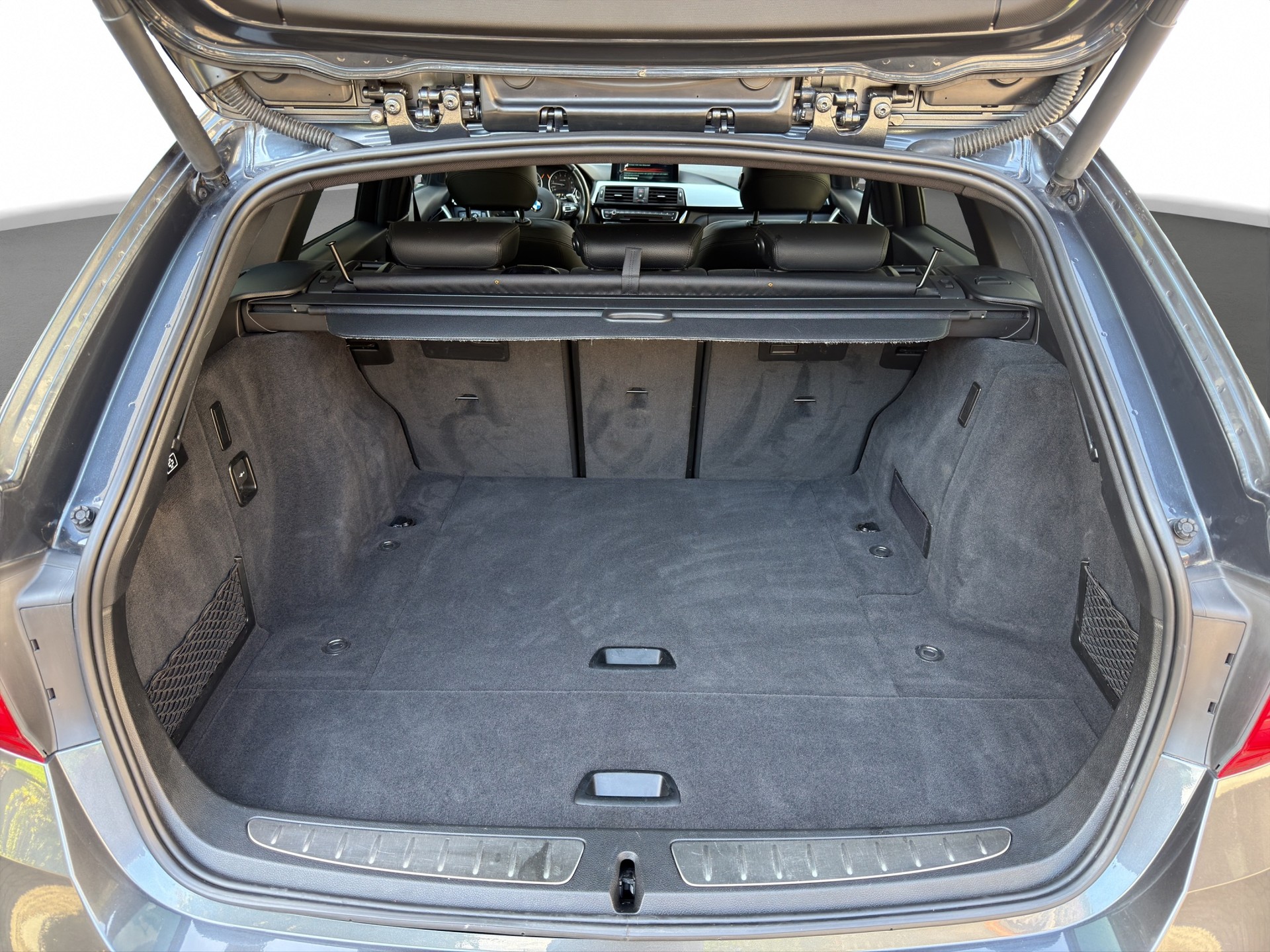 BMW 330i xDrive Touring M Sport Steptronic-image-13