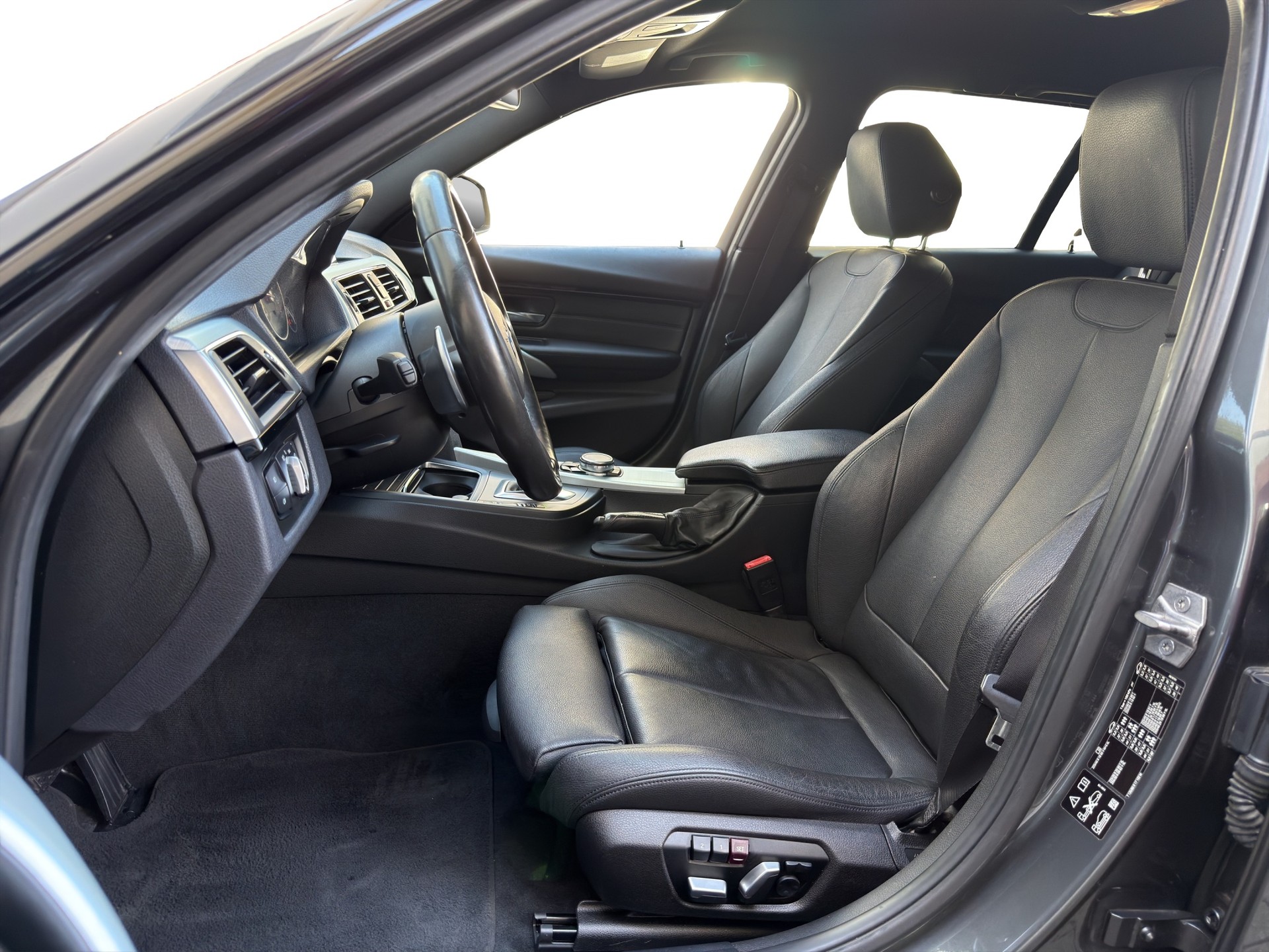 BMW 330i xDrive Touring M Sport Steptronic-image-7