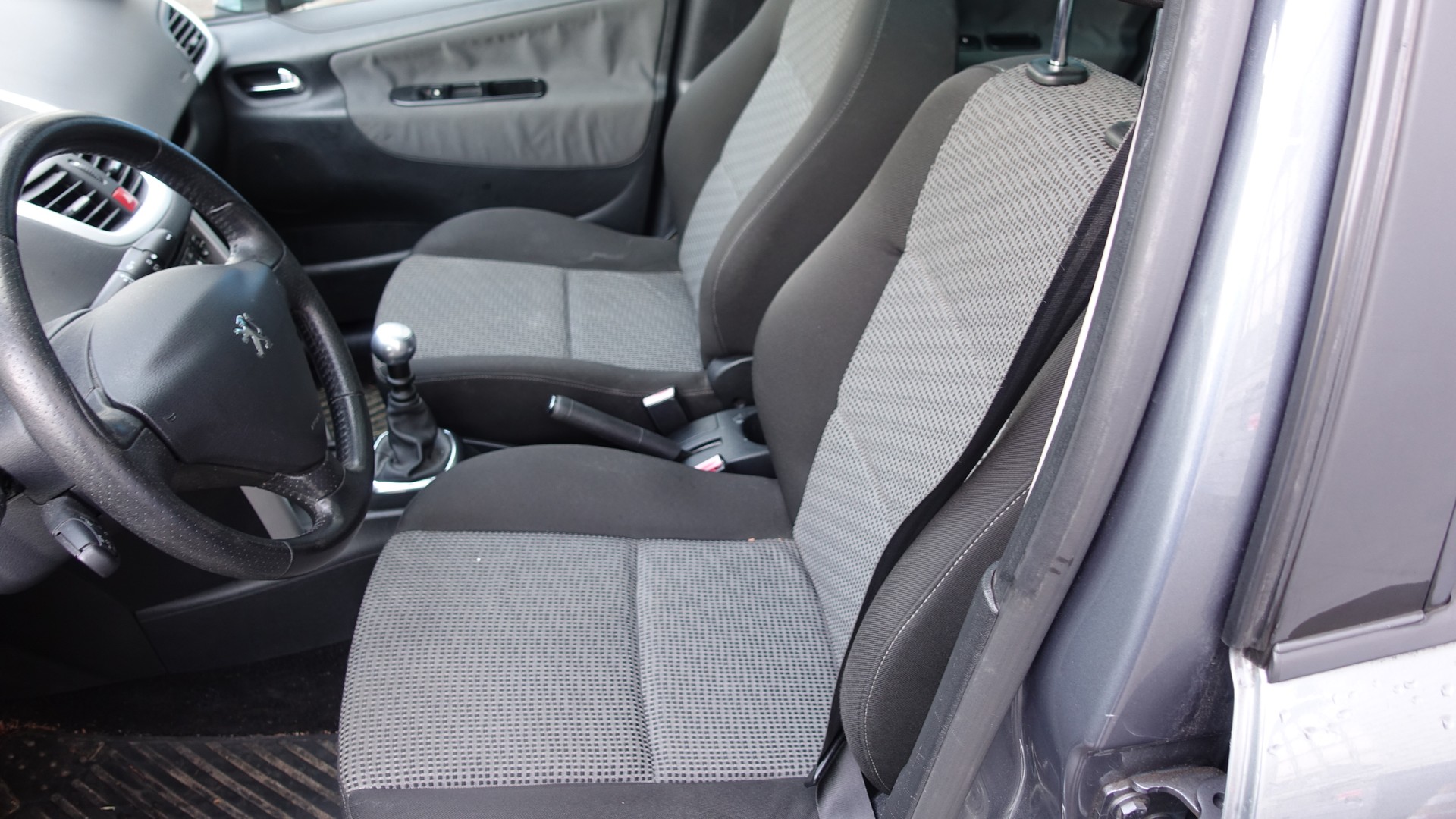 PEUGEOT 207 SW 1.6 HDI Sport-image-9