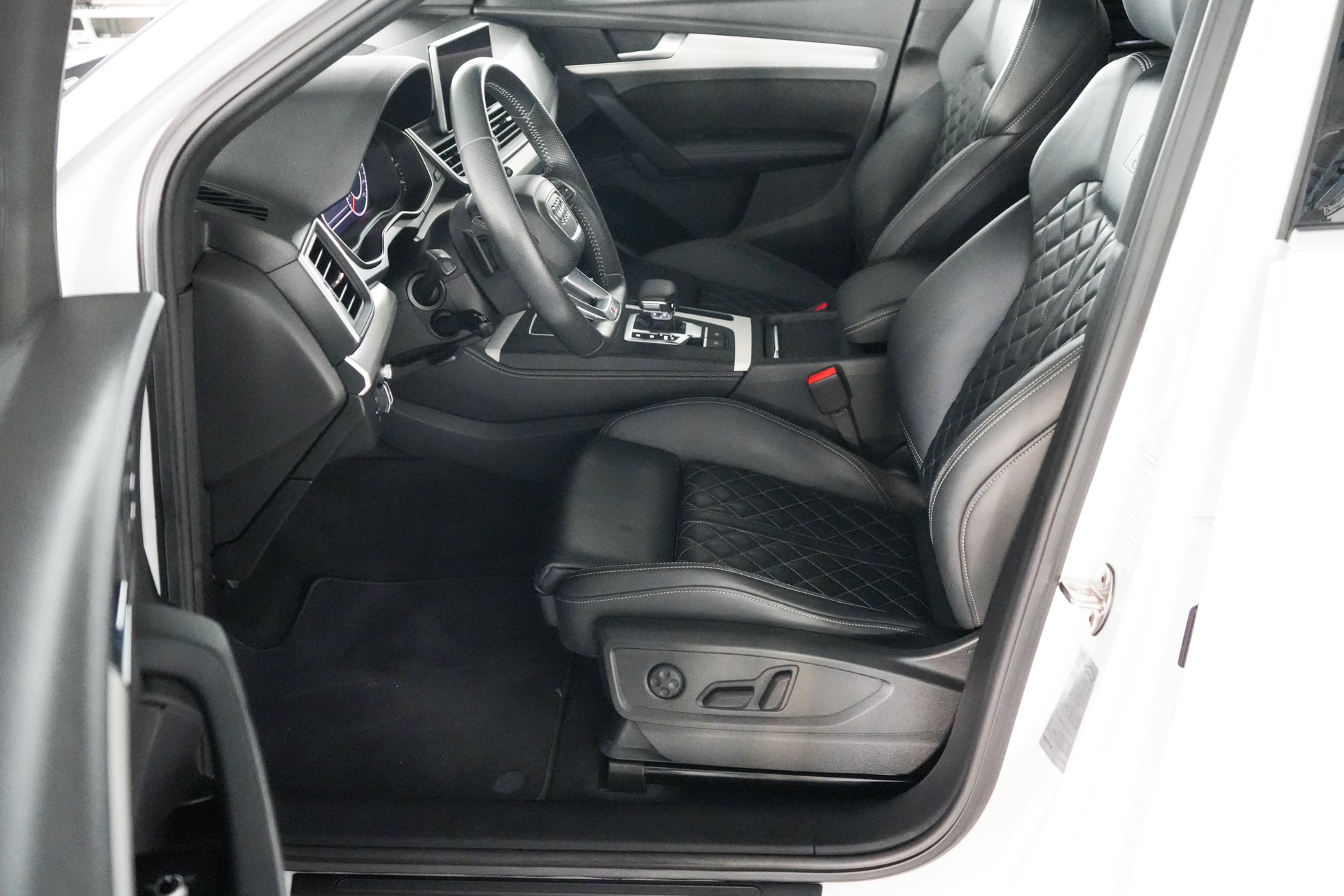 AUDI Q5 40 TDI sport quattro S-tronic-image-8