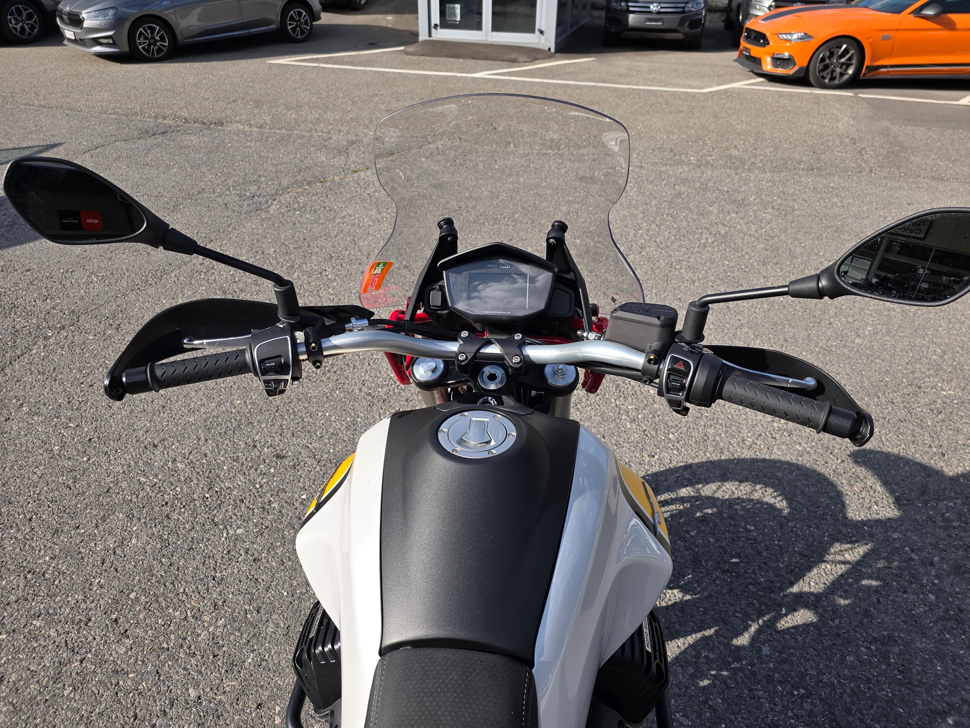 MOTO GUZZI V85 TT 850 Premium Graphics ABS-image-8