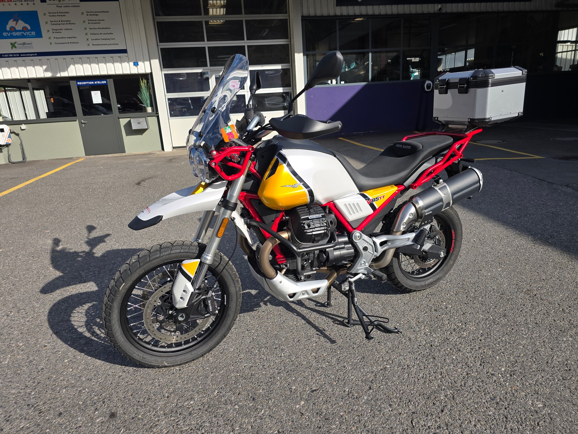 MOTO GUZZI V85 TT 850 Premium Graphics ABS-image-1