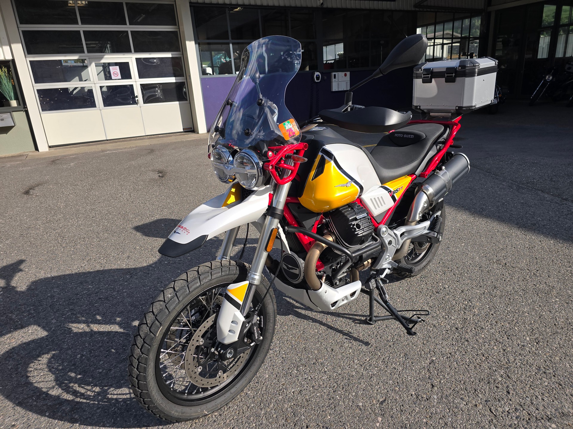 MOTO GUZZI V85 TT 850 Premium Graphics ABS-image-2