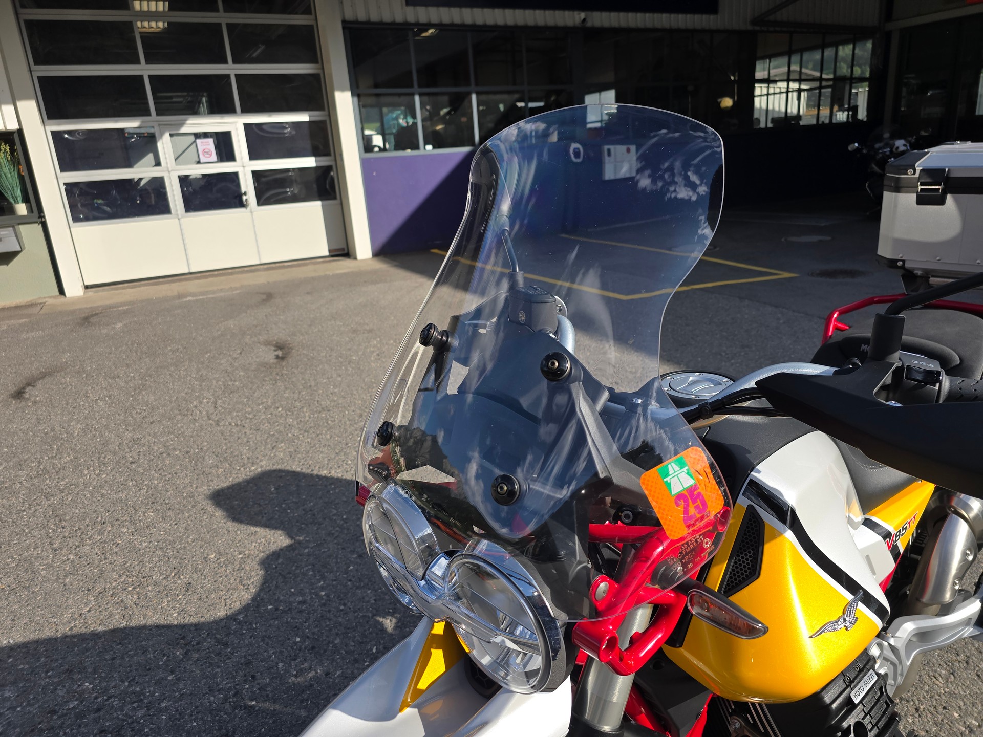MOTO GUZZI V85 TT 850 Premium Graphics ABS-image-3