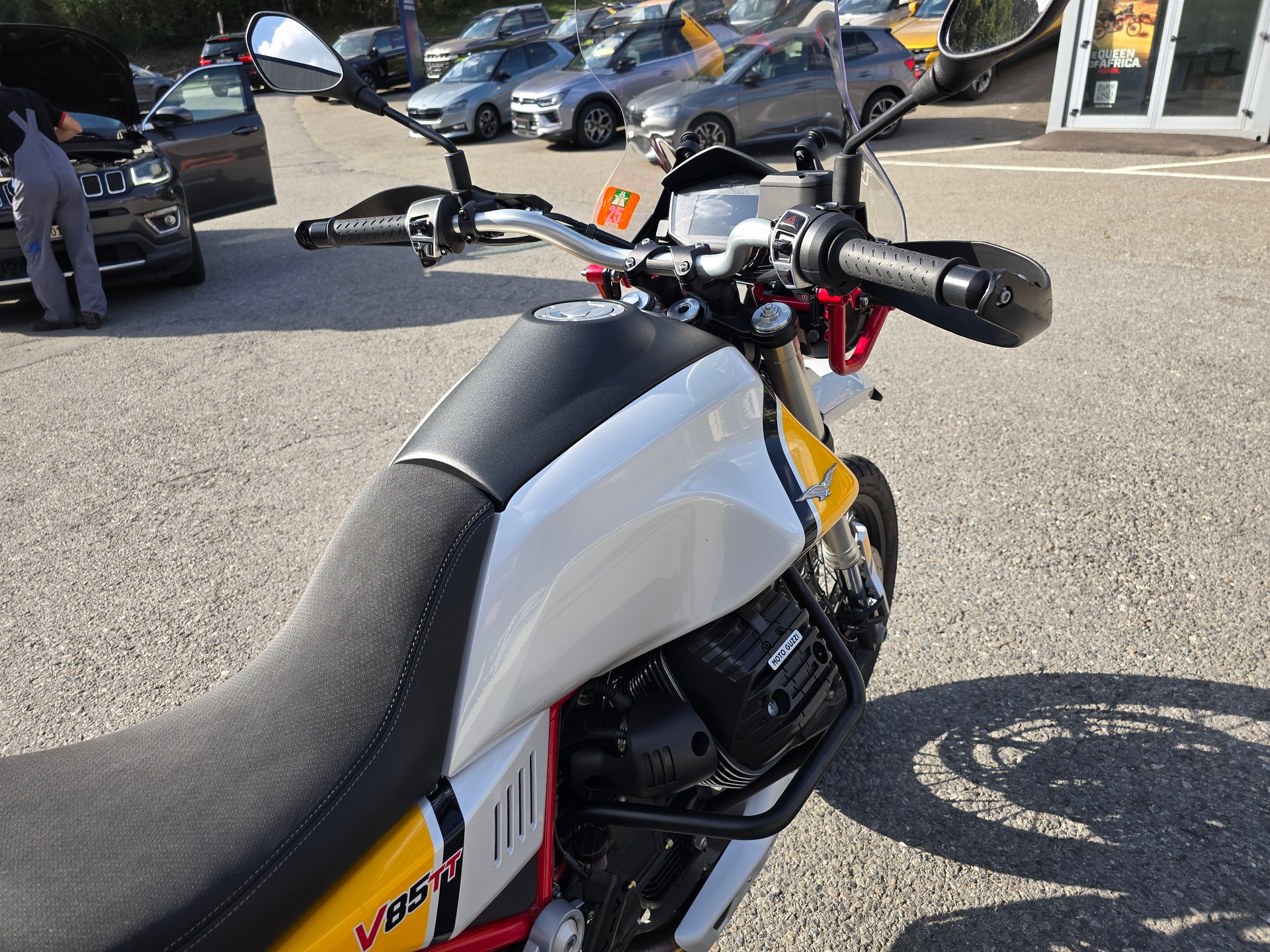 MOTO GUZZI V85 TT 850 Premium Graphics ABS-image-7
