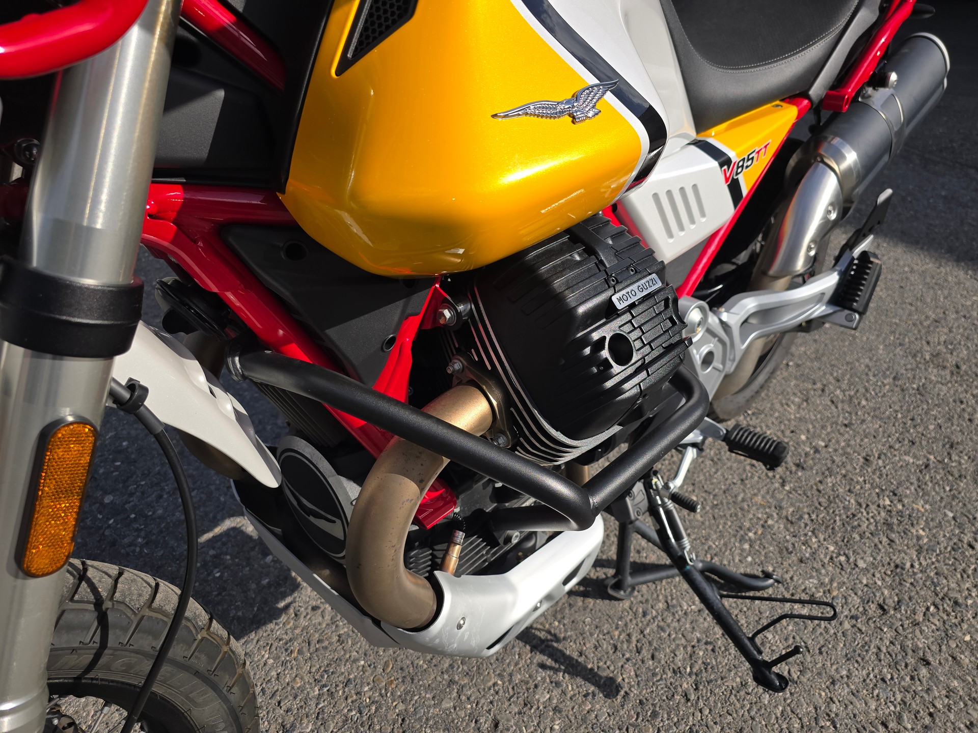 MOTO GUZZI V85 TT 850 Premium Graphics ABS-image-4