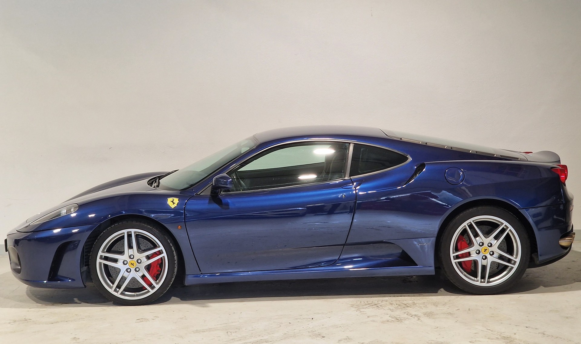 FERRARI F430-showroom-element-1