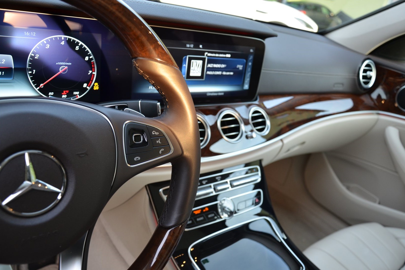 MERCEDES-BENZ E 250 Exclusive 9G-Tronic-image-14