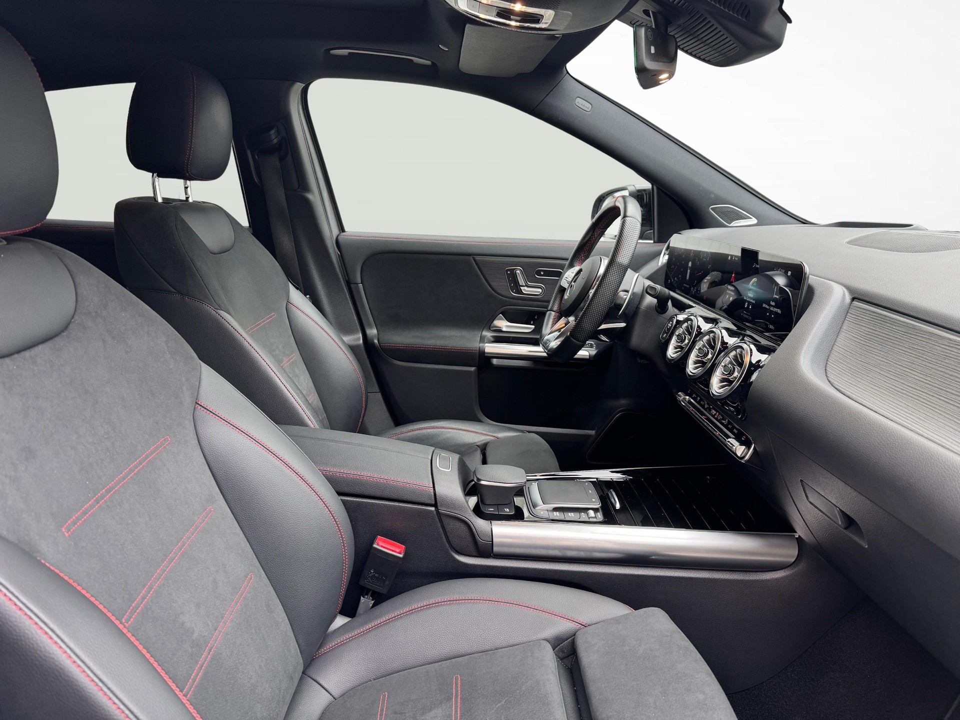MERCEDES-BENZ GLA 45 S AMG 4matic+-image-9