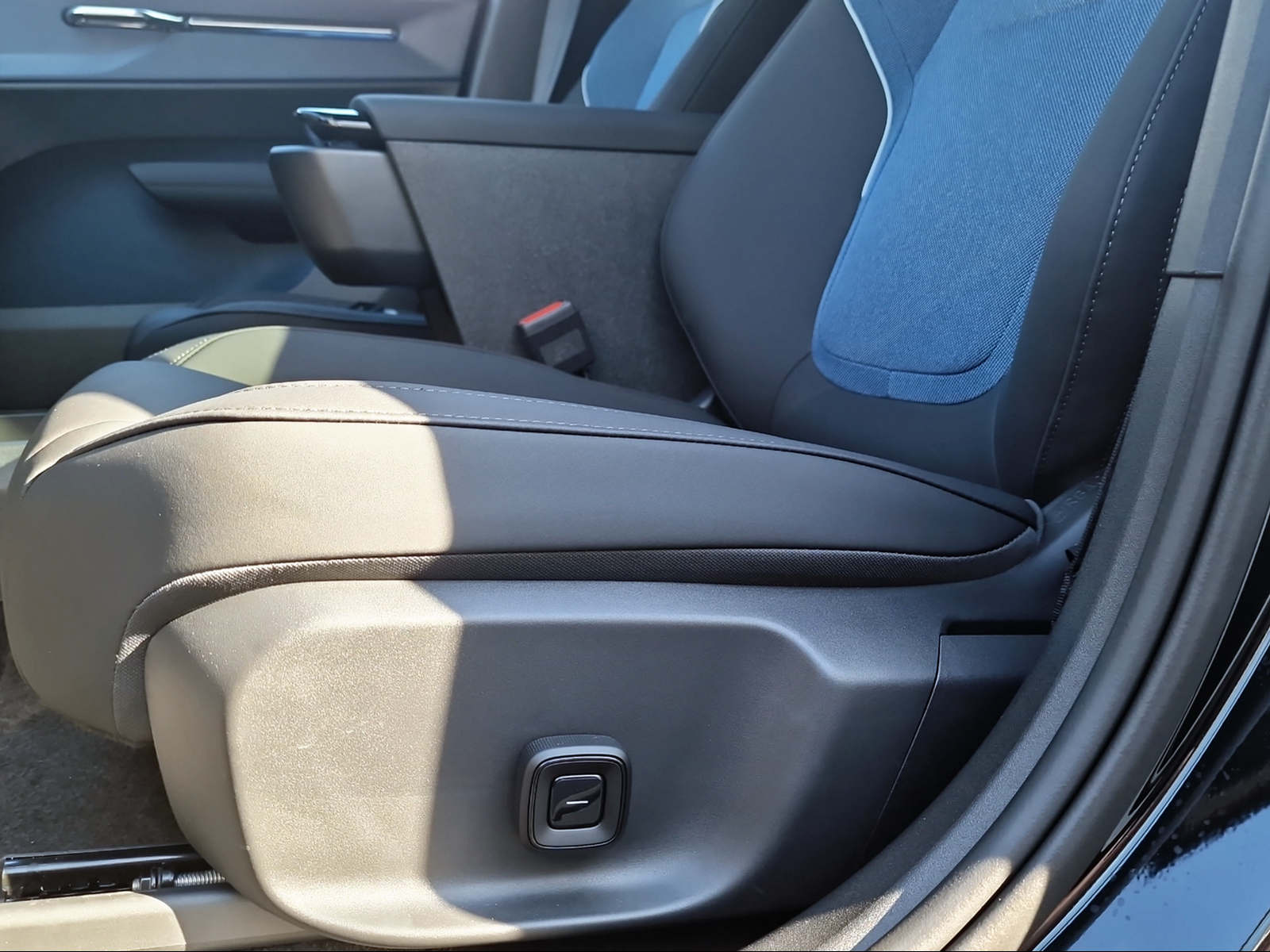 VOLVO EX30 E60 Plus-image-16
