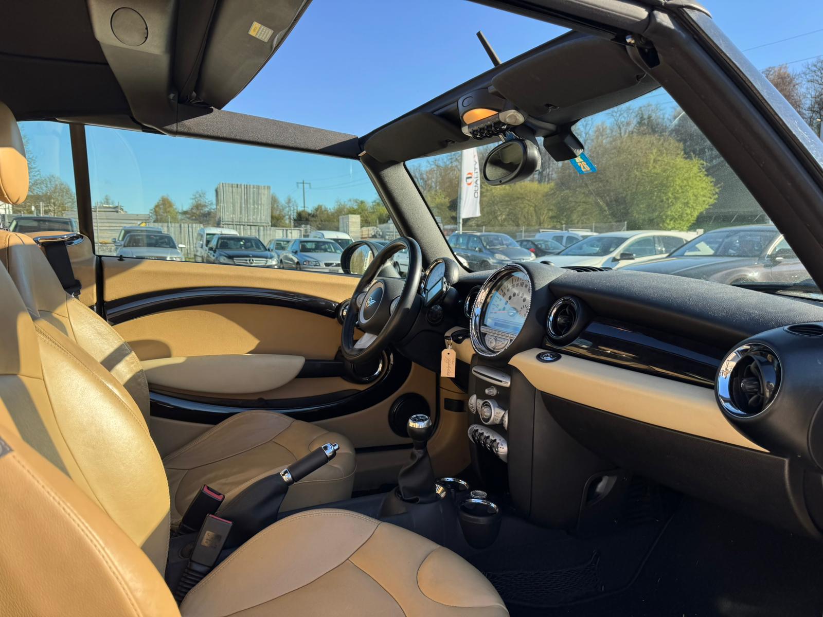 MINI Cooper Cabriolet-image-9