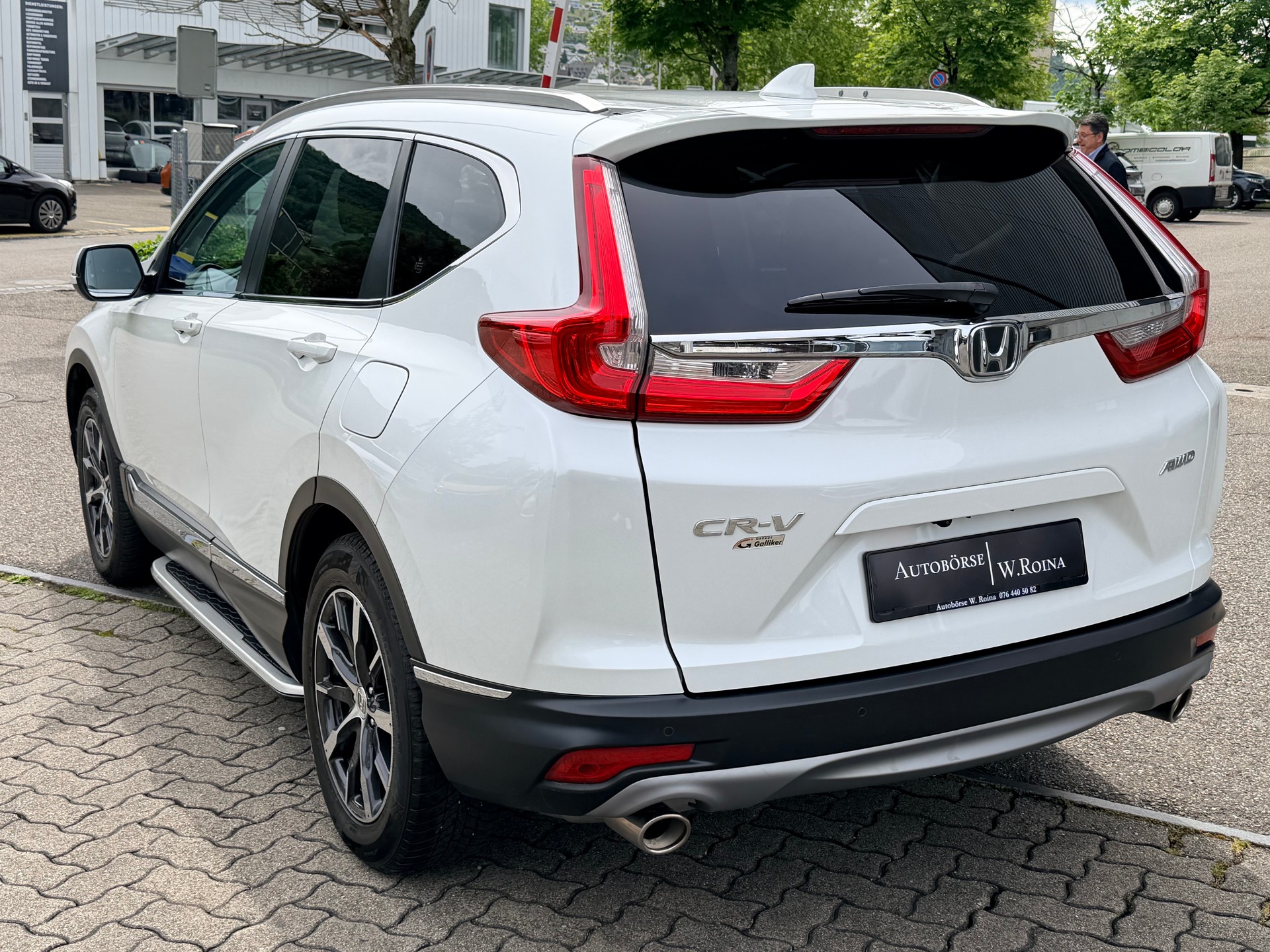 HONDA CR-V 1.5 i-VTEC Executive 4WD Automatic-image-4