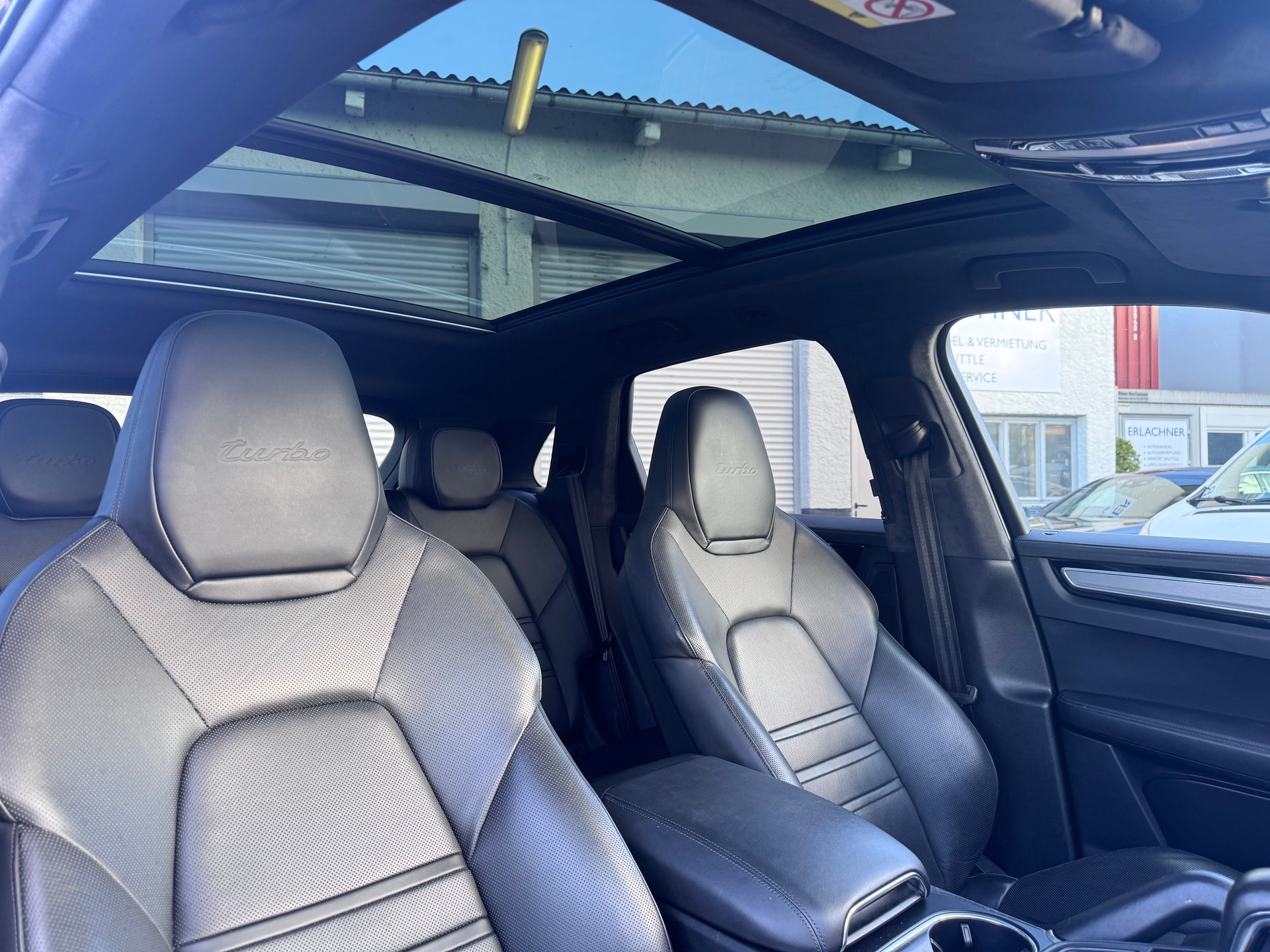 PORSCHE Cayenne Turbo-image-17