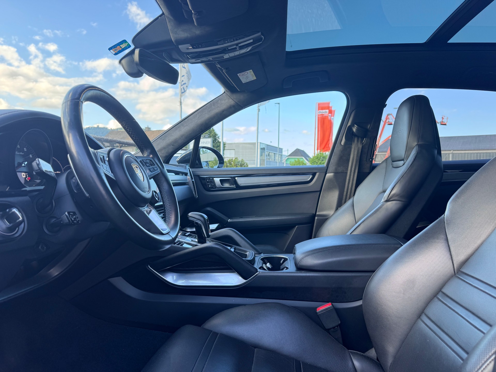 PORSCHE Cayenne Turbo-image-14