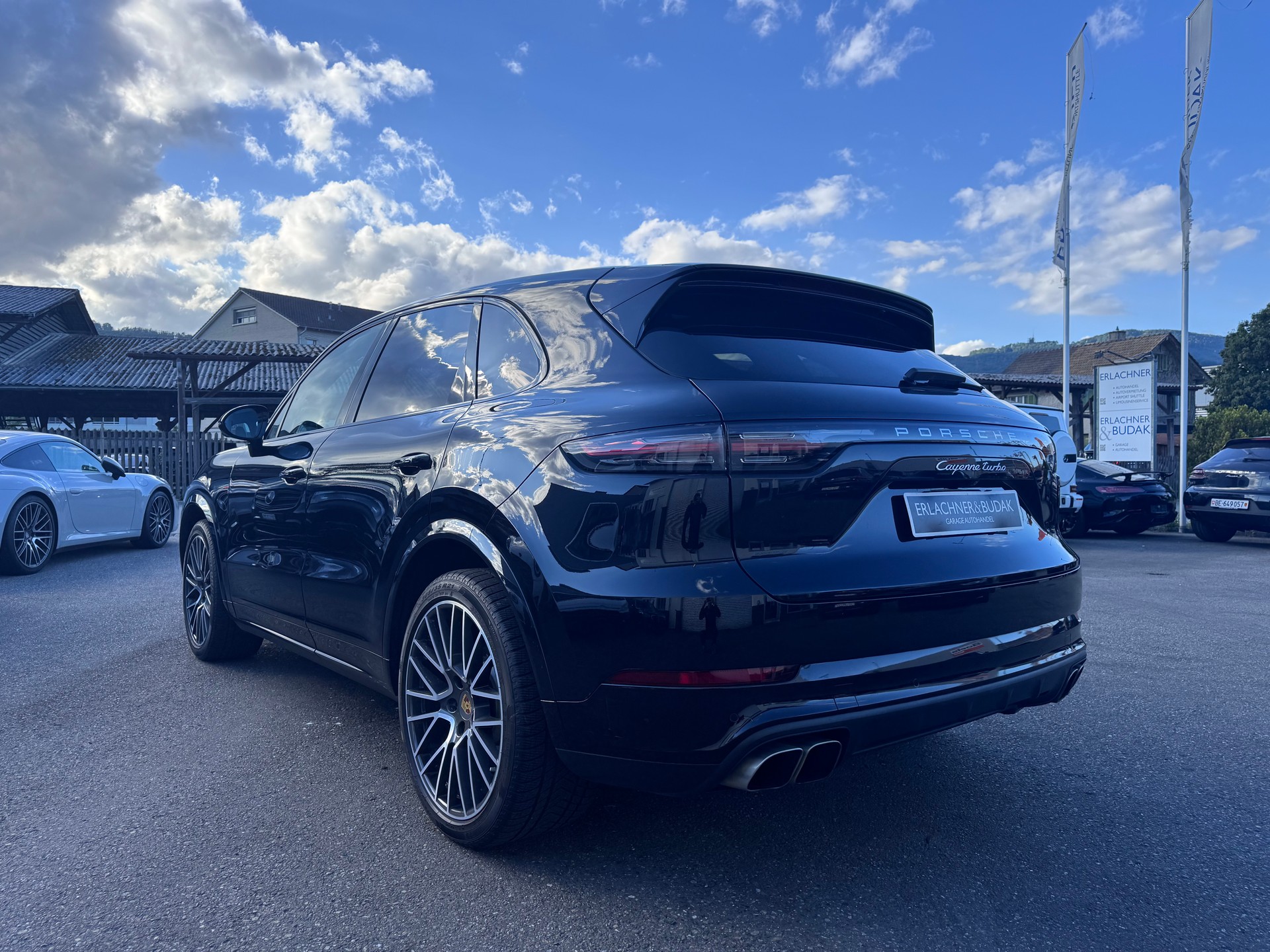 PORSCHE Cayenne Turbo-showroom-element-2
