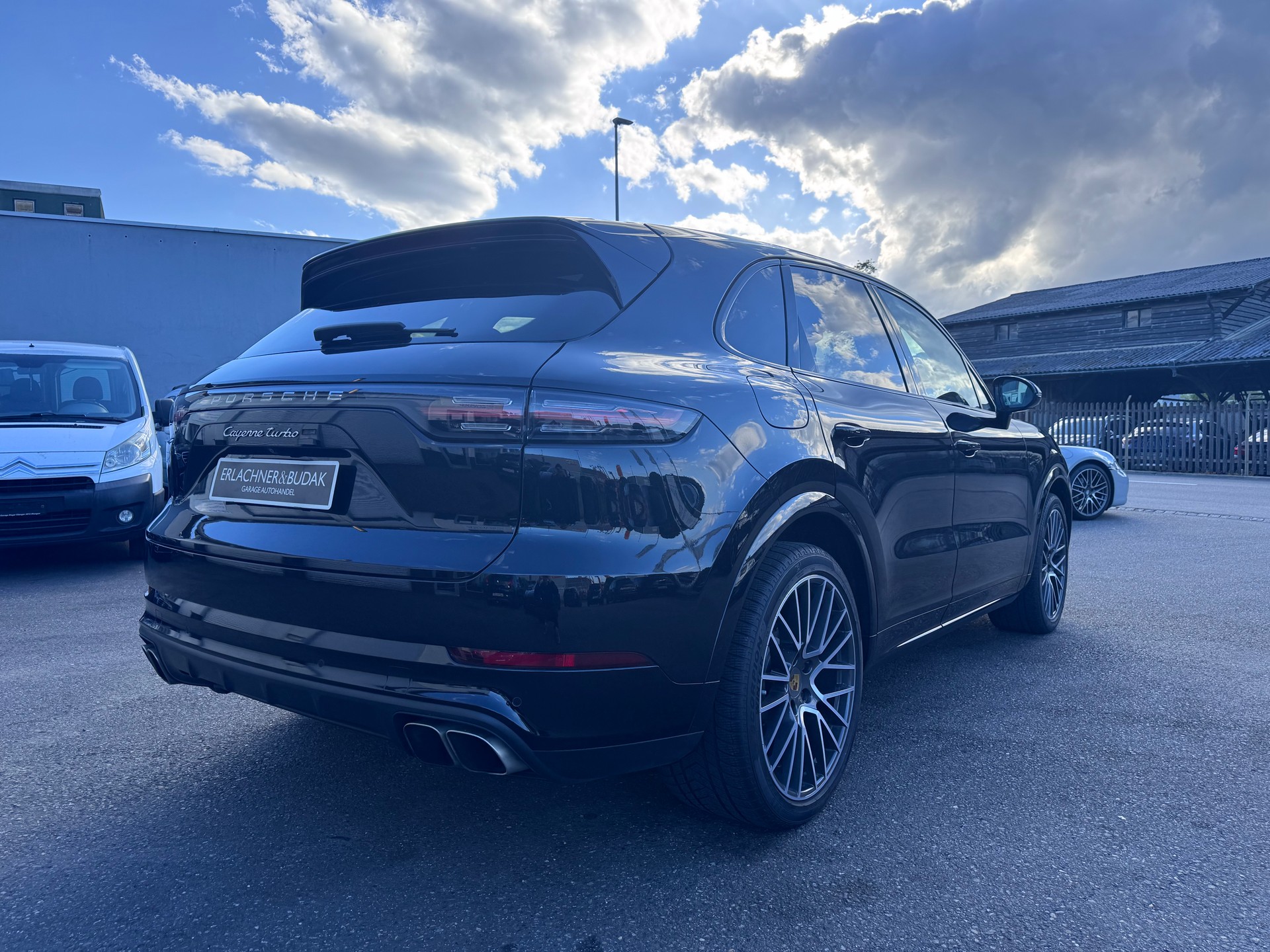 PORSCHE Cayenne Turbo-showroom-element-3