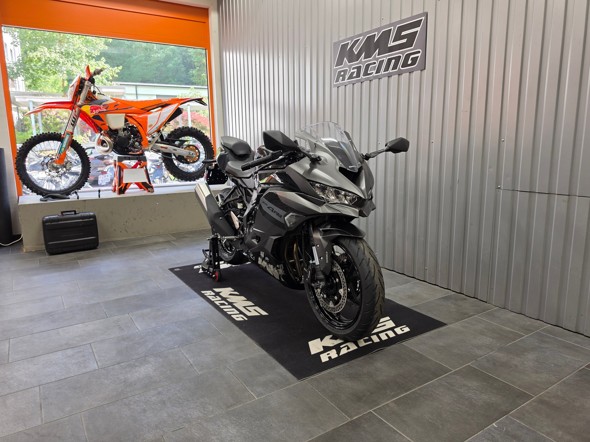 KAWASAKI Ninja ZX-4RR-image-2