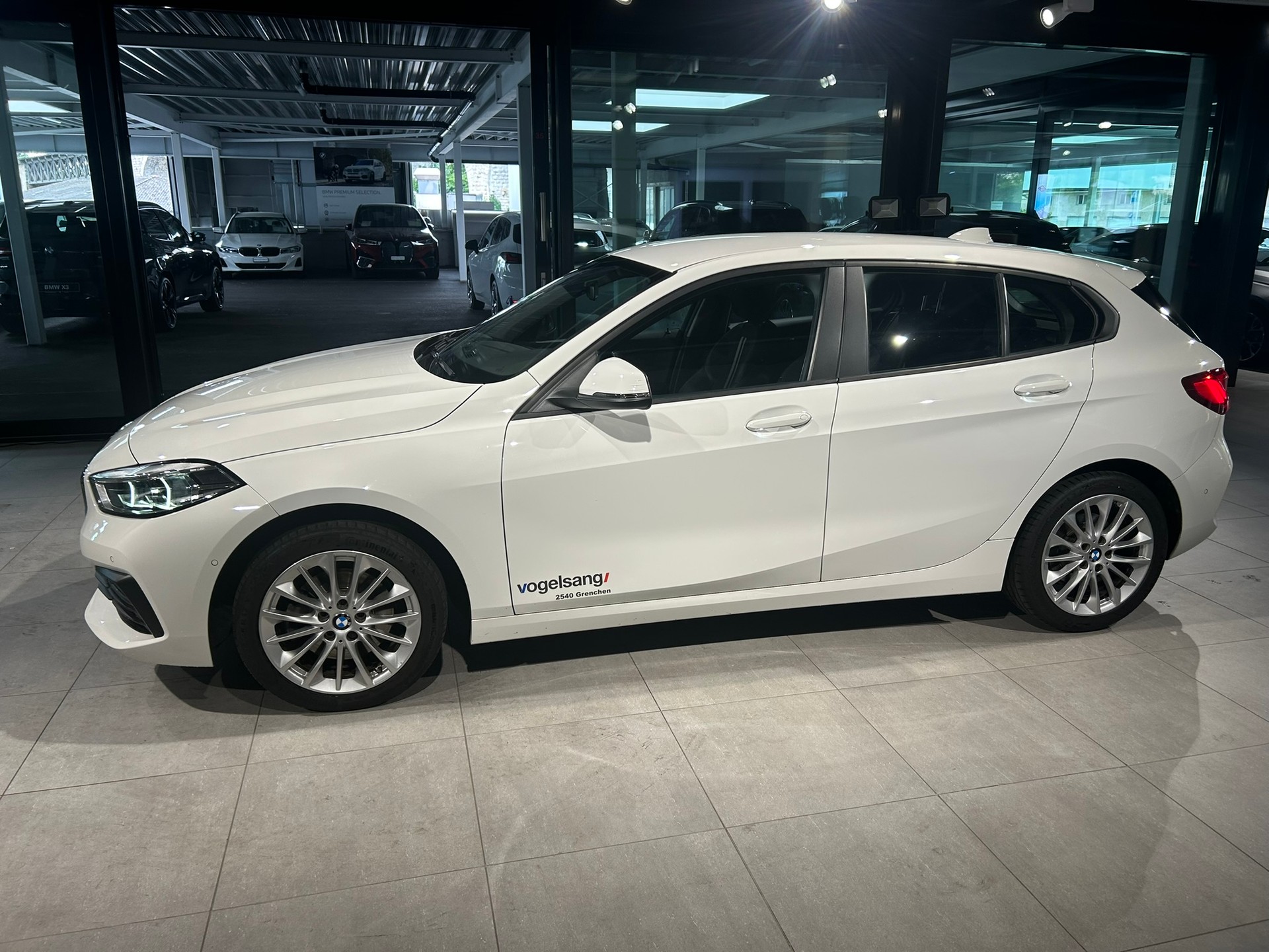 BMW 118i Essential Edition Steptronic-image-8