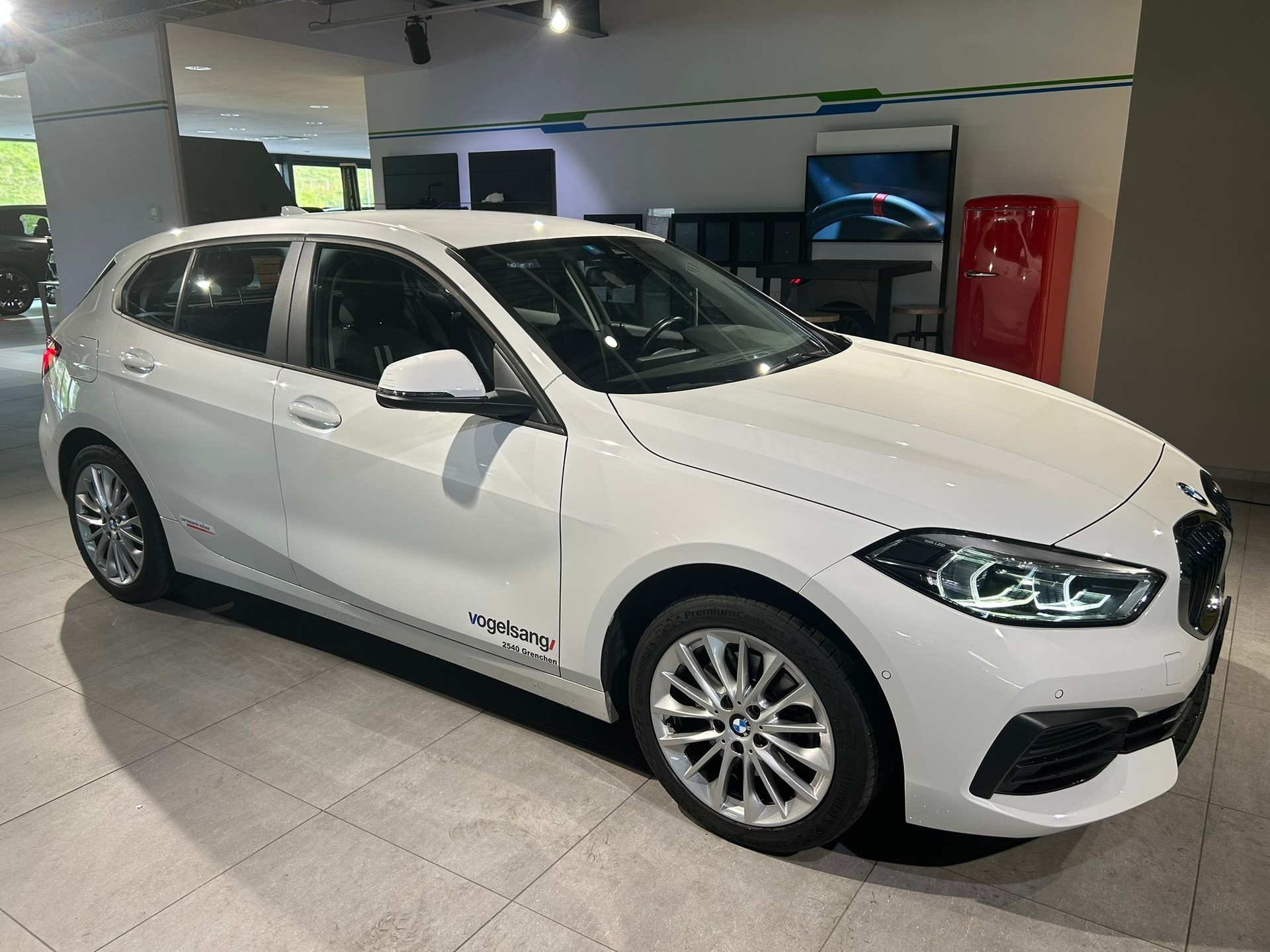 BMW 118i Essential Edition Steptronic-showroom-element-1