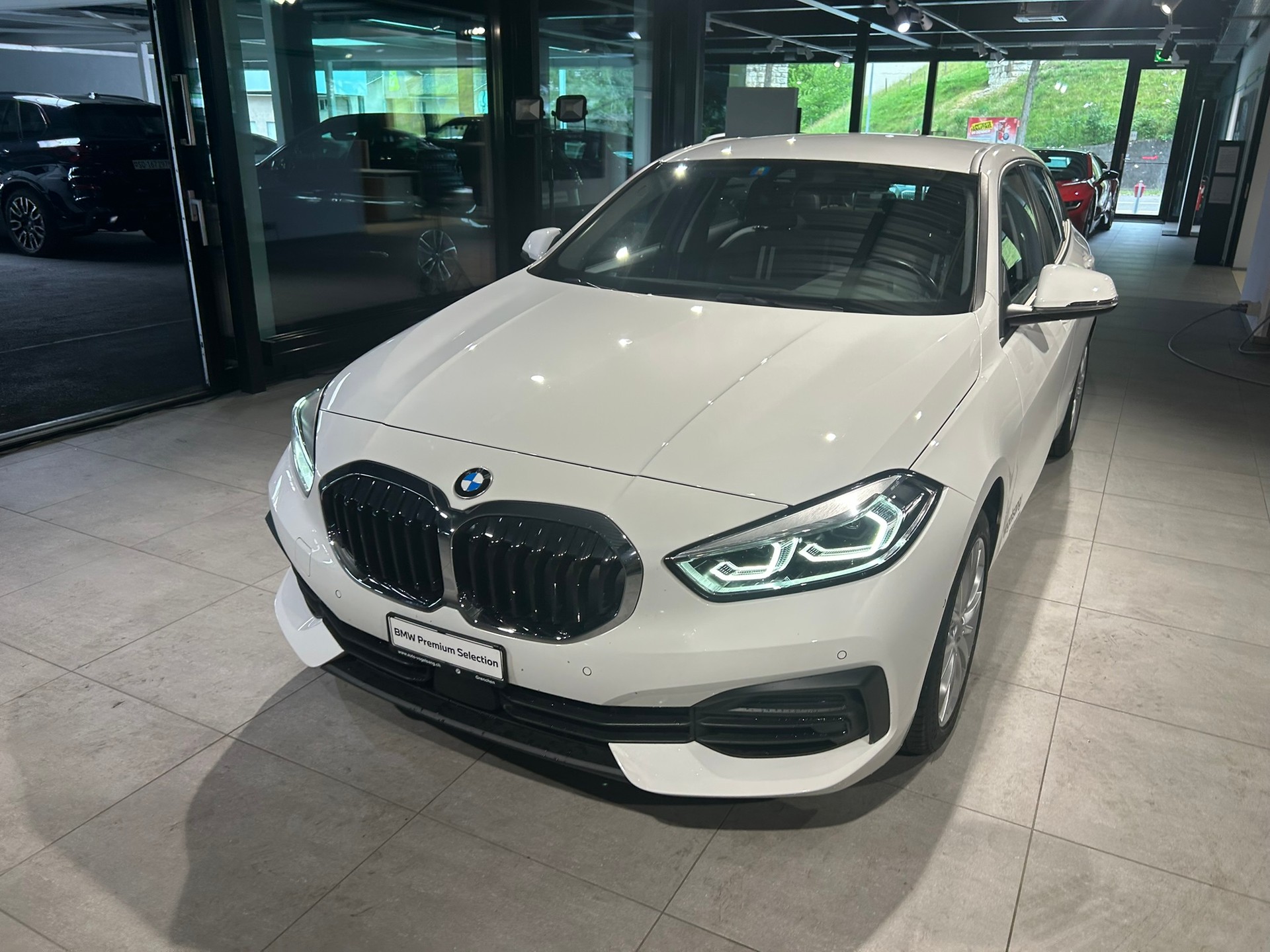 BMW 118i Essential Edition Steptronic-image-5