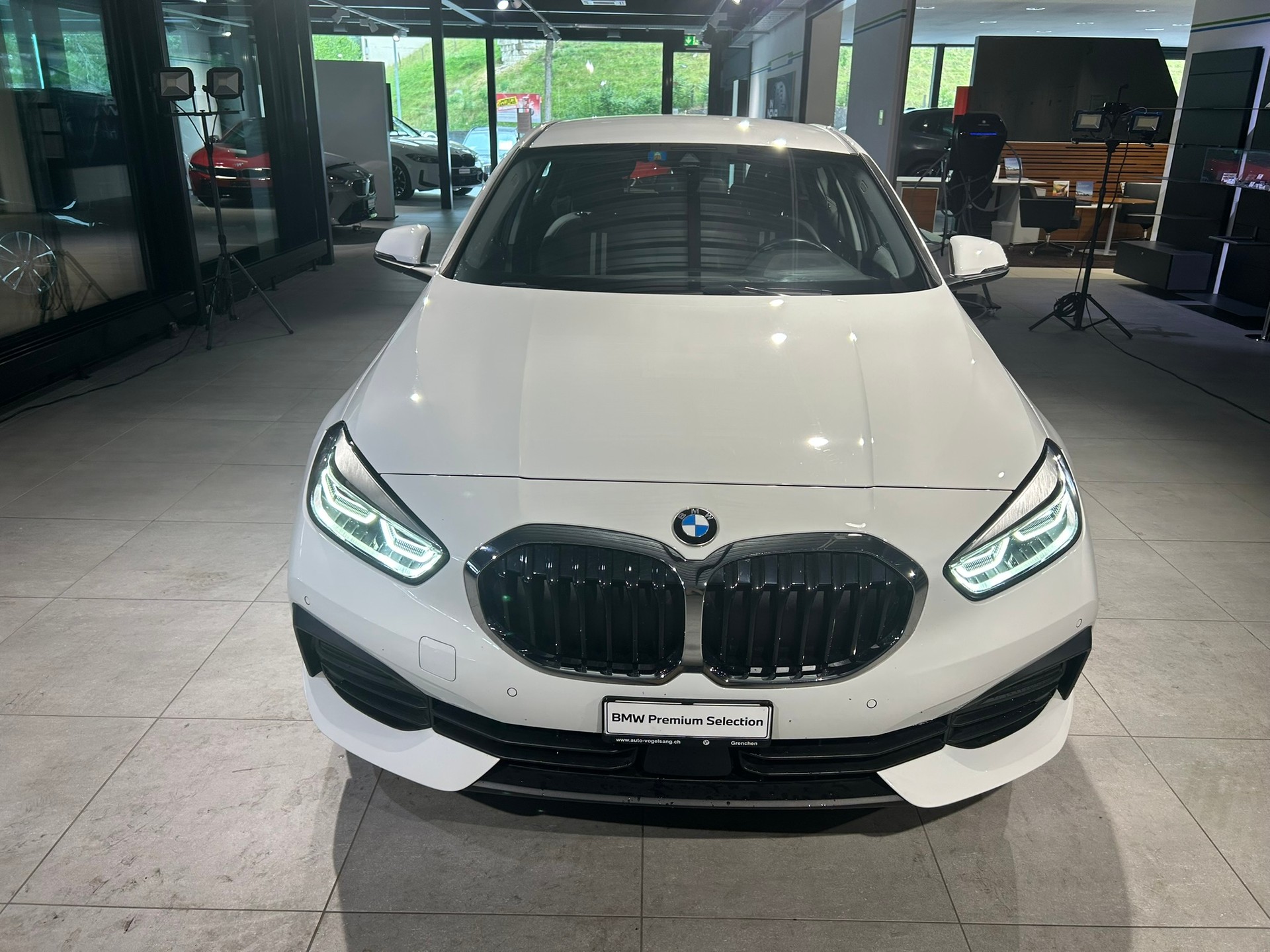 BMW 118i Essential Edition Steptronic-image-4