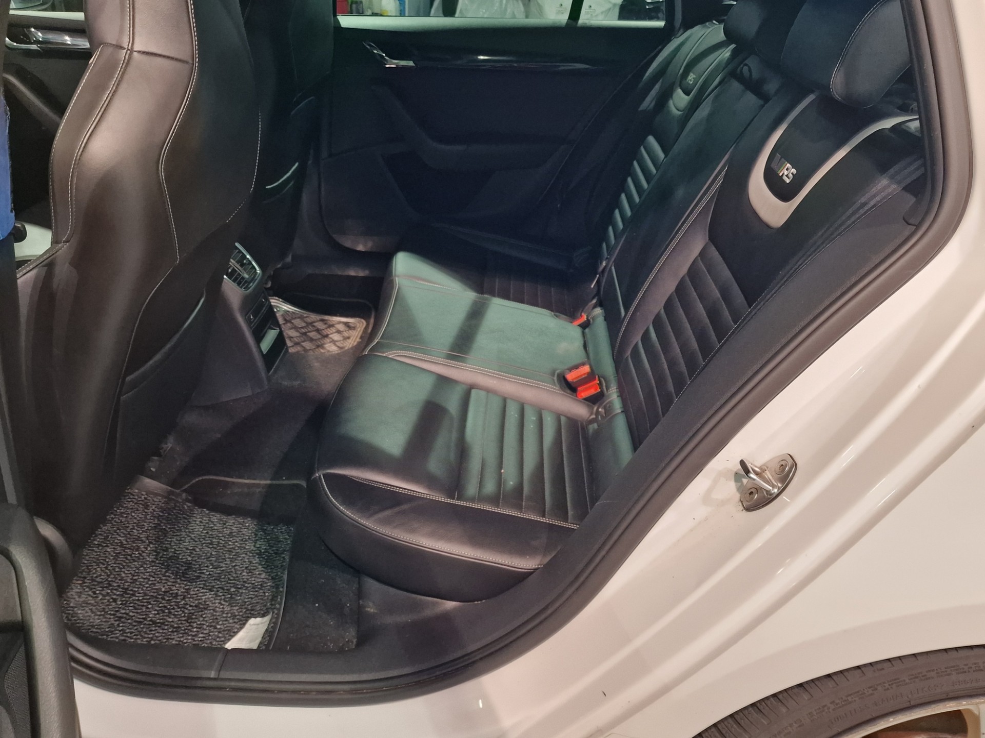 SKODA Octavia Combi 2.0 TSI RS 230 DSG-image-13