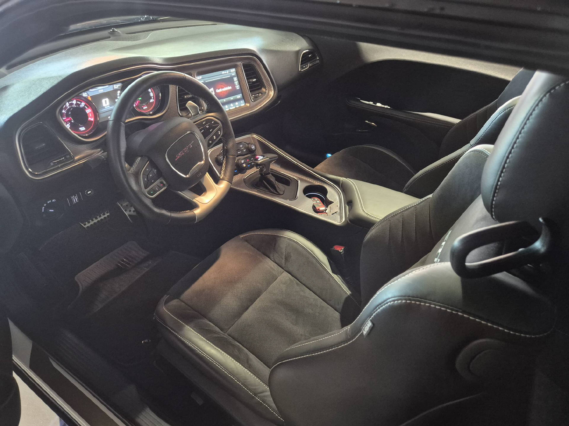 DODGE Challenger 6.2 V8 SC HEMI SRT Hellcat-image-8