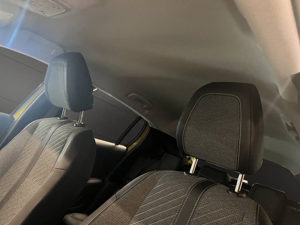 PEUGEOT 208 1.2 MHEV 110 Allure Premium-image-9