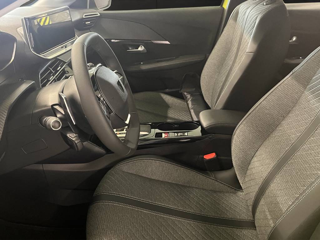 PEUGEOT 208 1.2 MHEV 110 Allure Premium-image-7