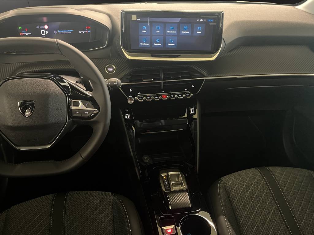 PEUGEOT 208 1.2 MHEV 110 Allure Premium-image-6