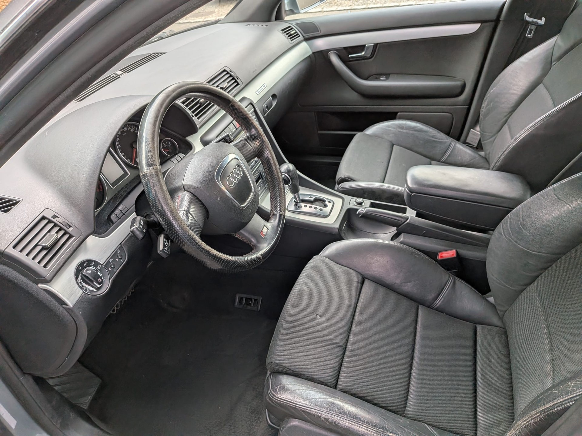 AUDI A4 Avant 2.0 Turbo FSI quattro-image-7