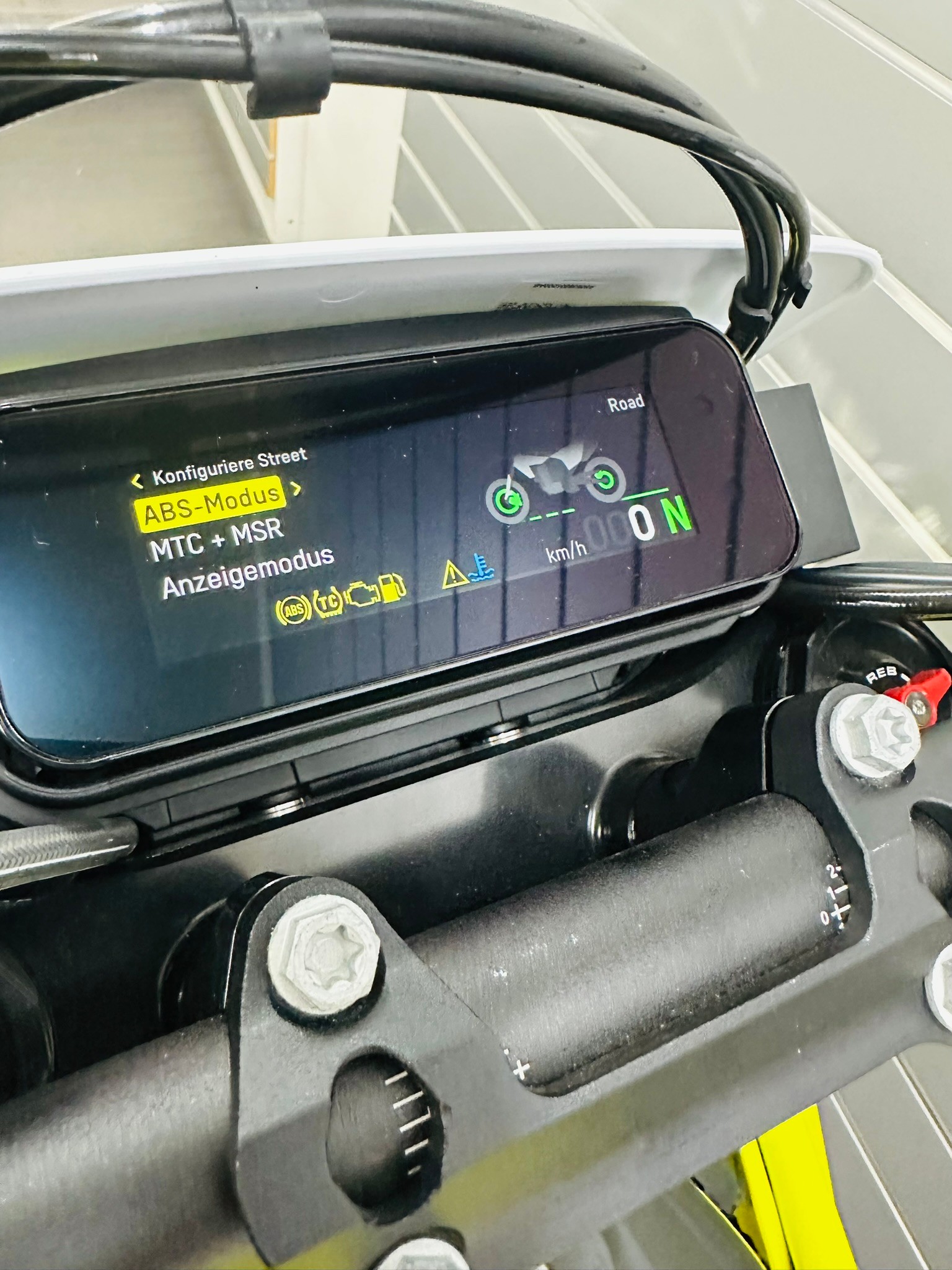 HUSQVARNA 701 Supermoto (35kW)-image-11