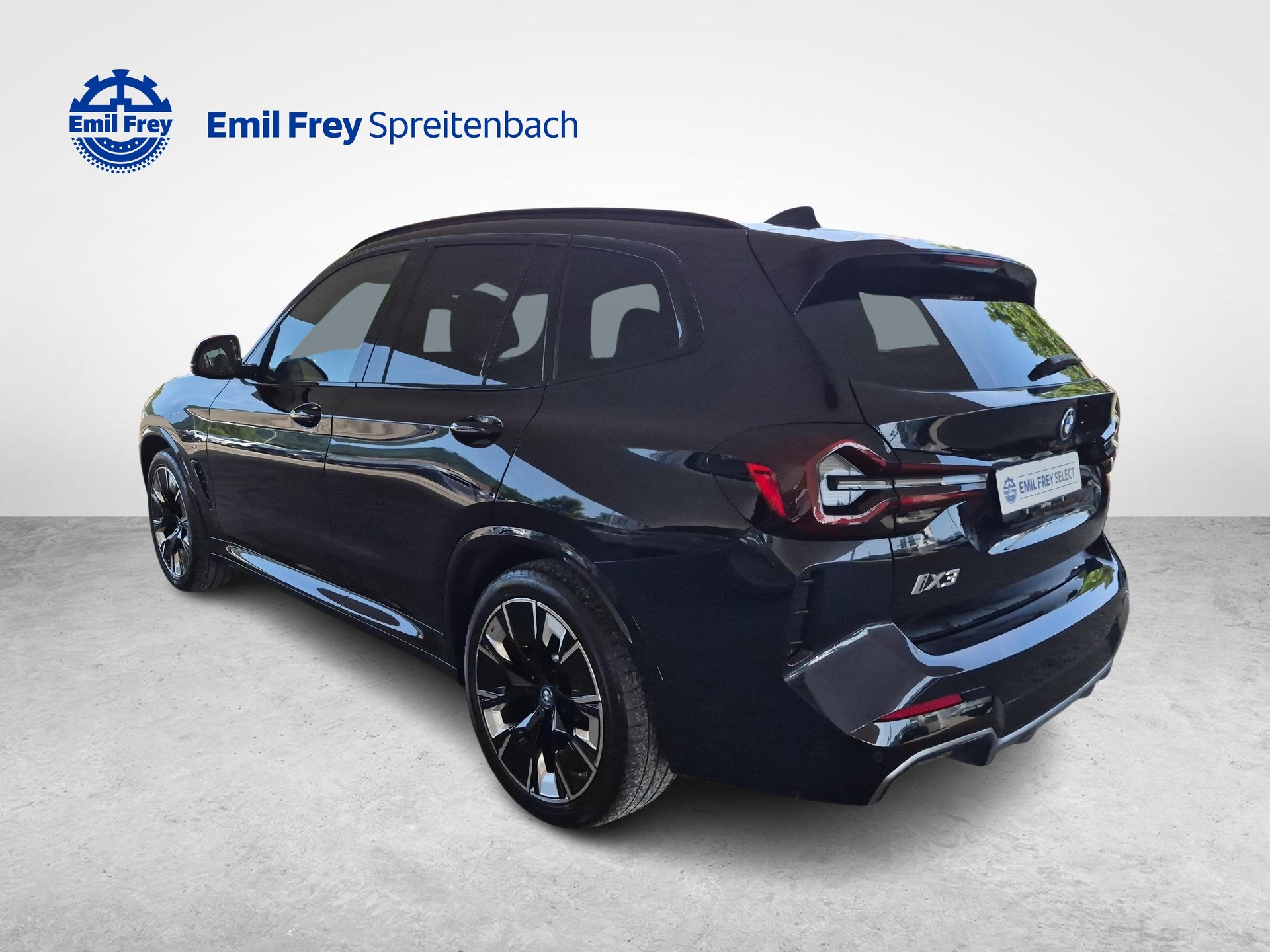 BMW iX3 E-Motor / ab 3,99% Leasing bei Abschluss einer Protect Autoversicherung-showroom-element-3