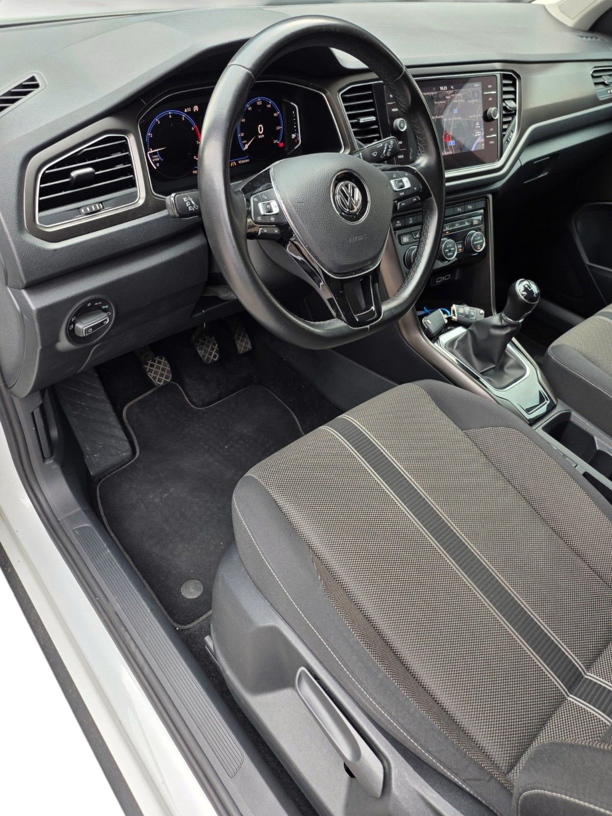 VW T-Roc 1.0 TSI Advance-image-11