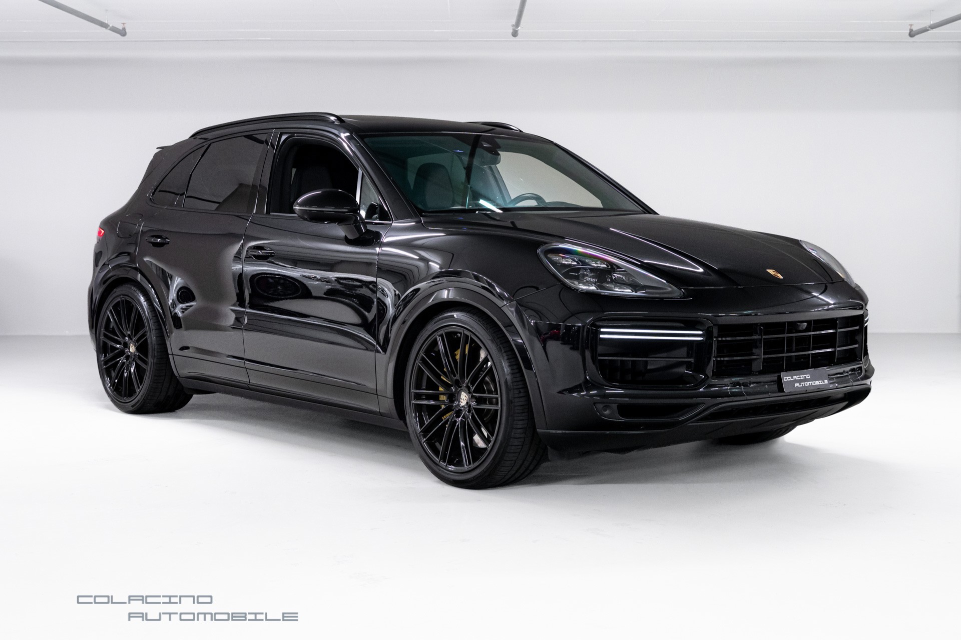 PORSCHE Cayenne Turbo-showroom-element-2