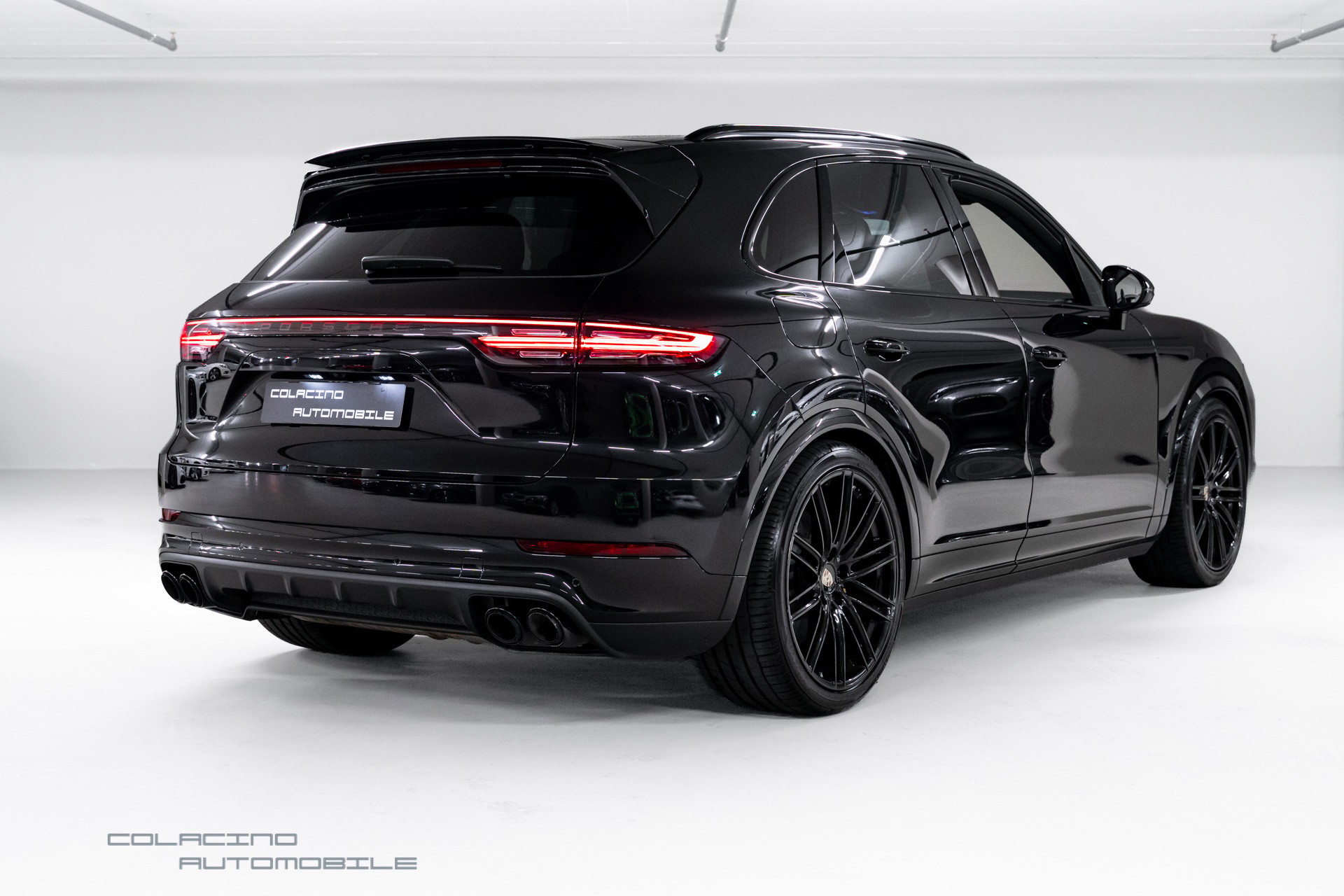 PORSCHE Cayenne Turbo-showroom-element-1