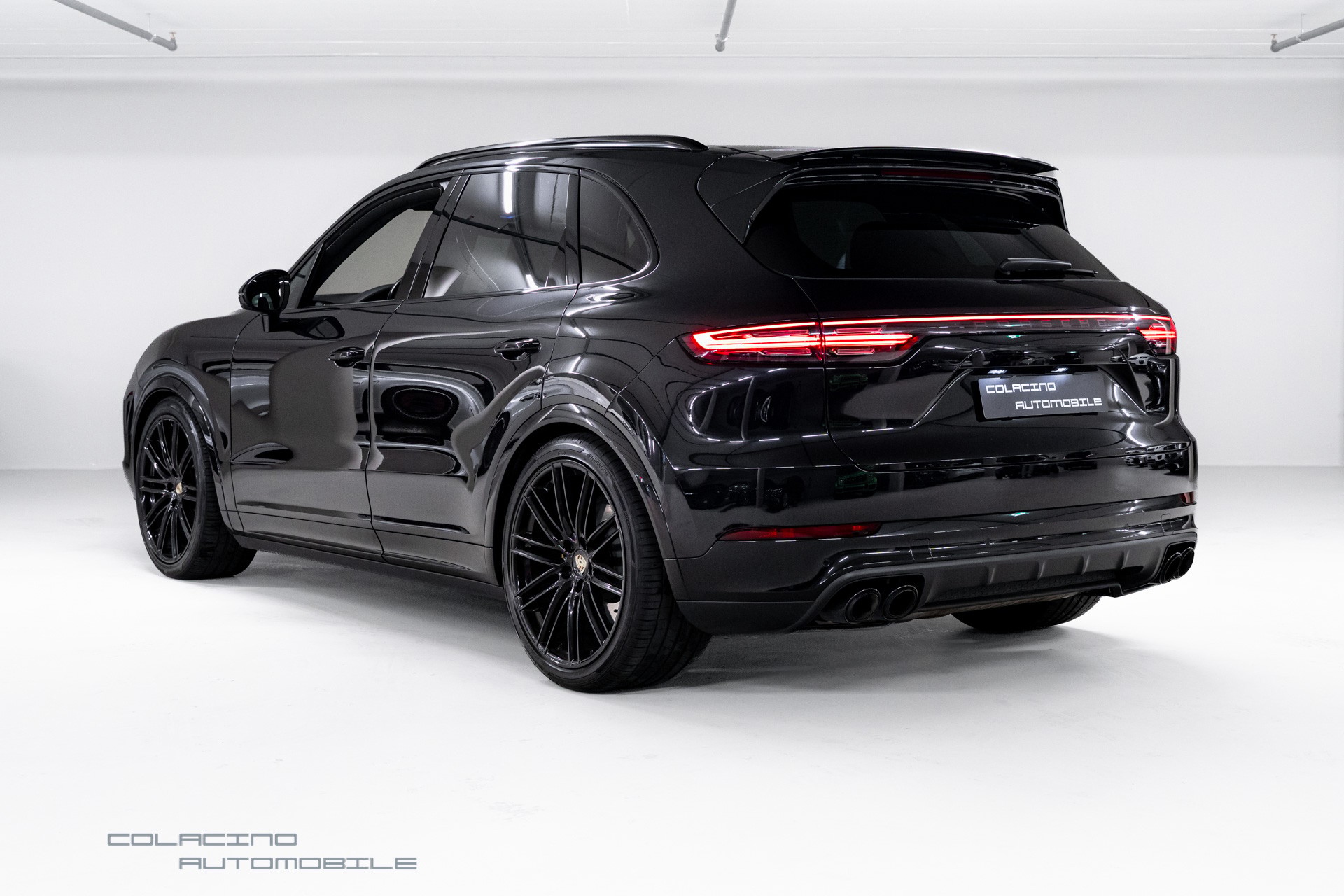 PORSCHE Cayenne Turbo-showroom-element-3