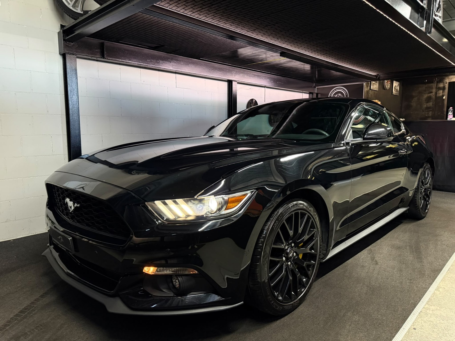 FORD Mustang Fastback 2.3 Automat / All Black / CH- Auto-showroom-element-2